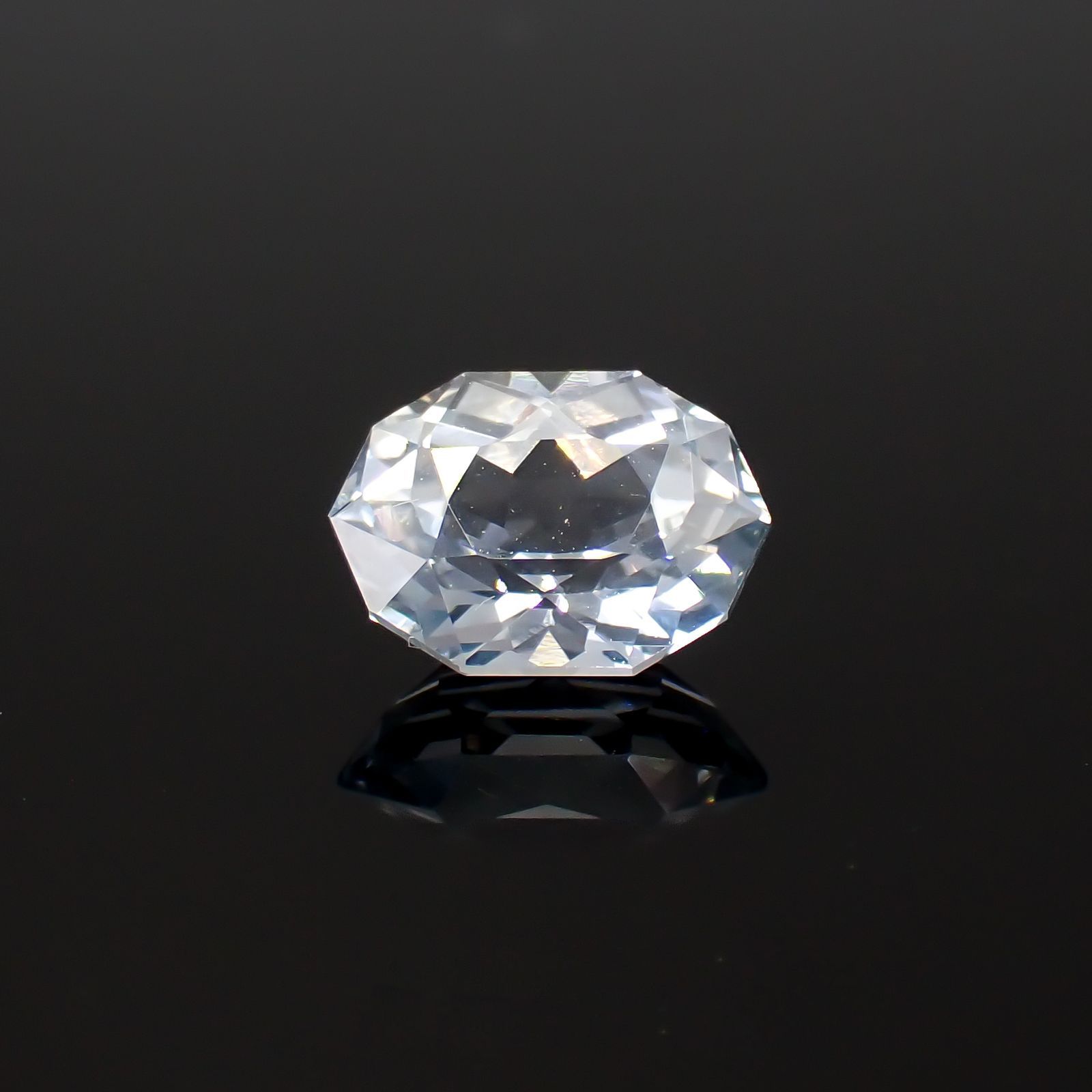 ◇カスタムカット◇アイスブルーサファイア(宝石名サファイア)スリランカ/マダガスカル産 1.54ct 識別済[220817454]7.8x5.9mm前後