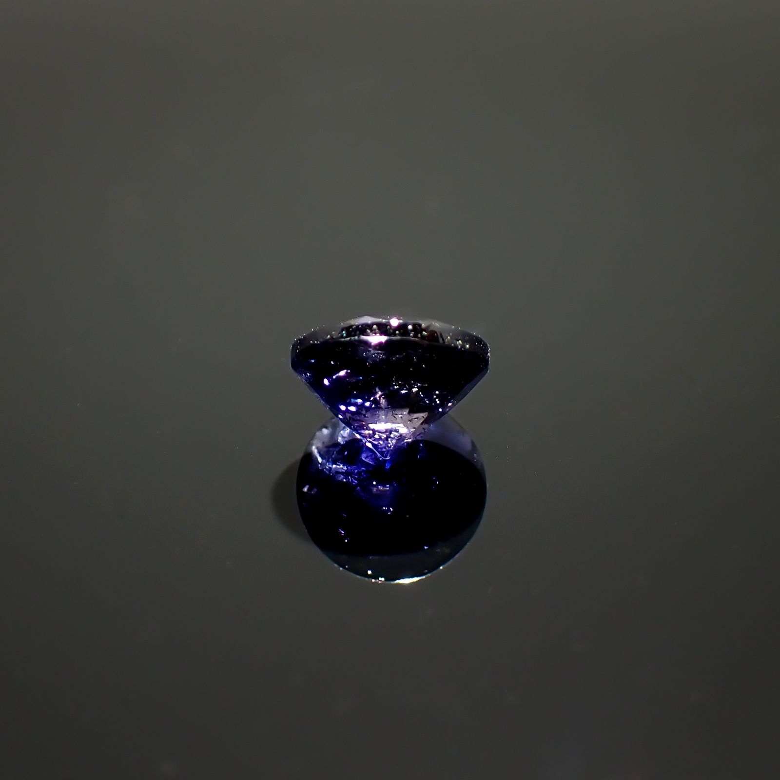 アイオライトサンストーン インド/ブラジル産 1.20ct / 7x7mm前後 [260932632]