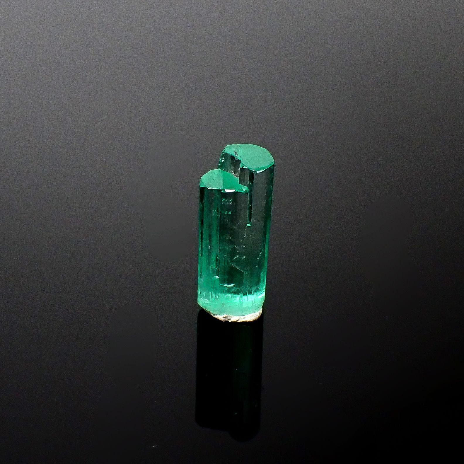 エメラルド柱状結晶 原石 コロンビア産 5.09ct[240427256]15.5x6.3mm前後