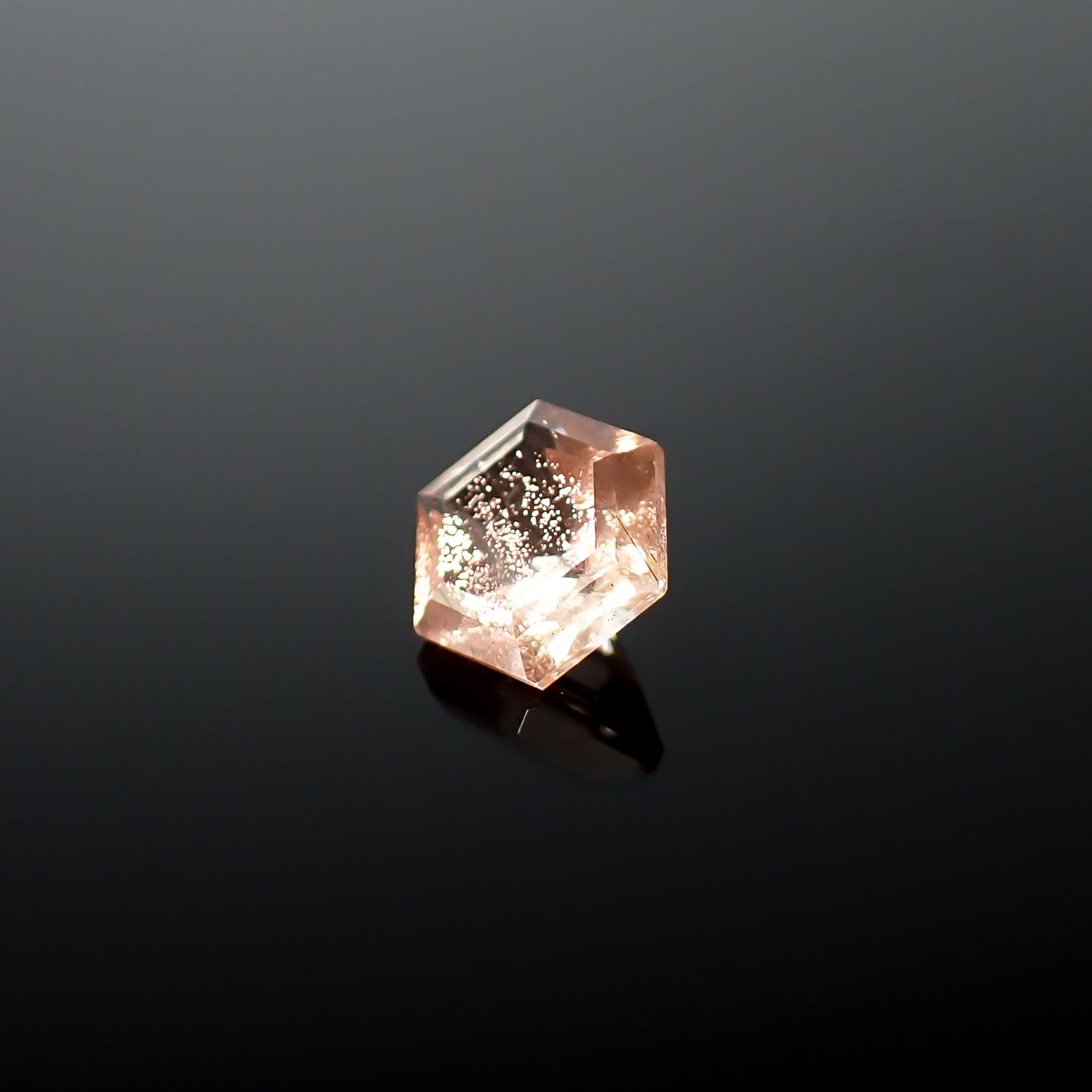 ◇ヘキサゴンカット◇オレゴンサンストーン アメリカ・オレゴン州産 0.65ct / 5.5x5.5mm前後 [260732644]