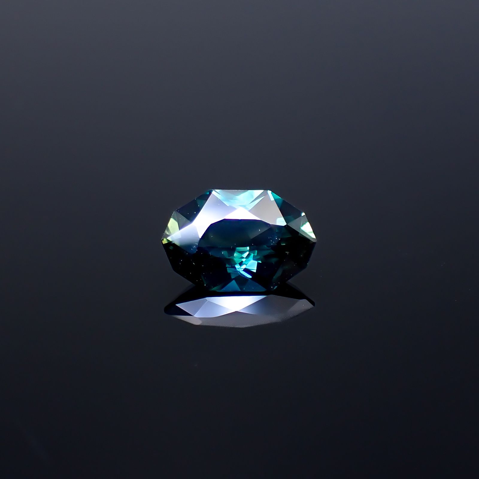 ◇カスタムカット◇バイカラーサファイア オーストラリア産 1.36ct [250229830]8.6x5.8mm前後