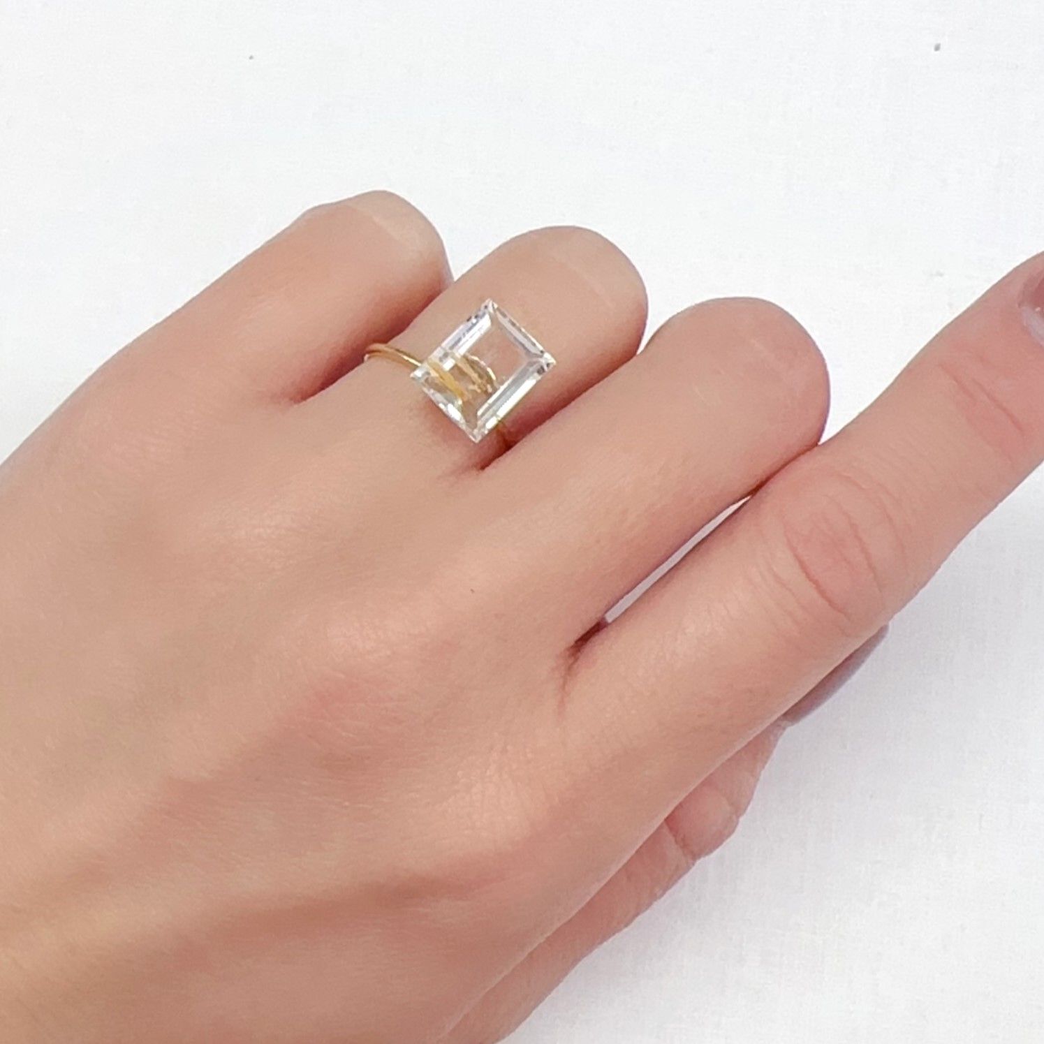 ニードルイントパーズ(チューブイントパーズ) ブラジル・ミナスジェライス州産 4.72ct[240225880]10.6x8.5mm前後