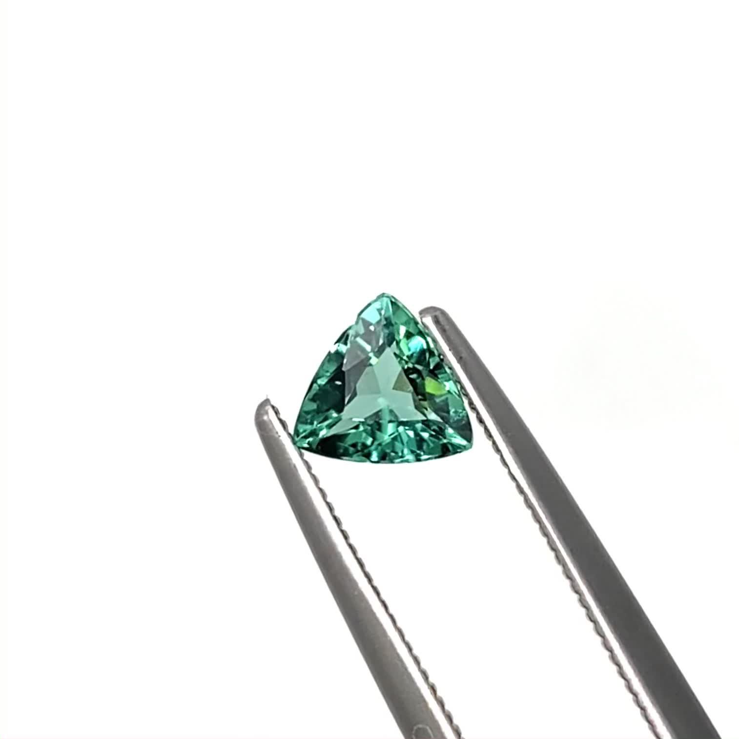 ブルーグリーントルマリン ブラジル産 0.47ct / 5.5x5.3mm前後