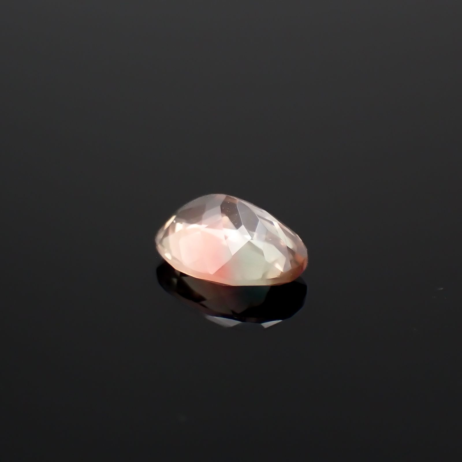 パーティカラーオレゴンサンストーン アメリカ・オレゴン州産 0.93ct / 7.8x5.7mm前後 [230722847]