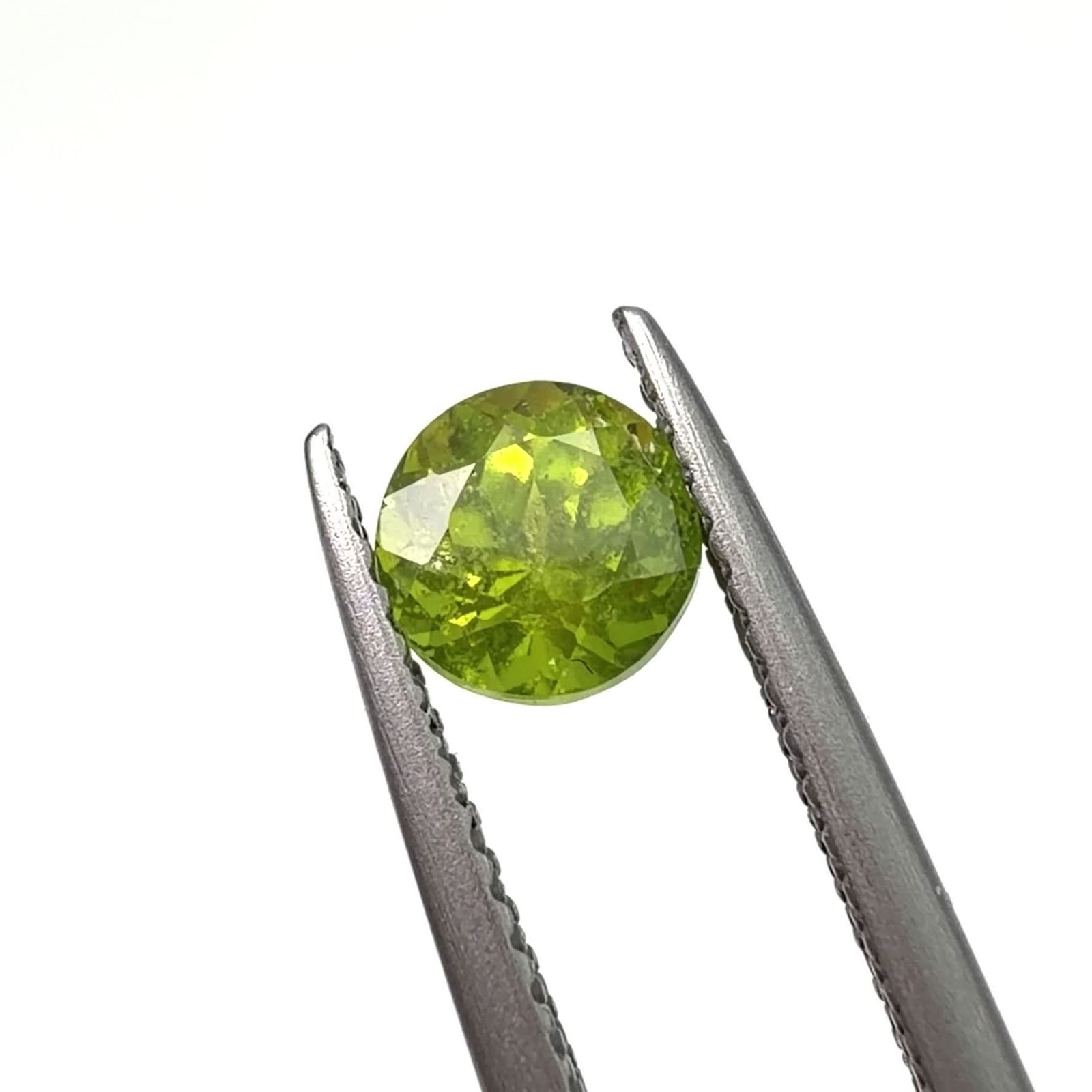 ベスビアナイト(アイドクレース) ケニア産 0.92ct / 5.6x5.5mm前後