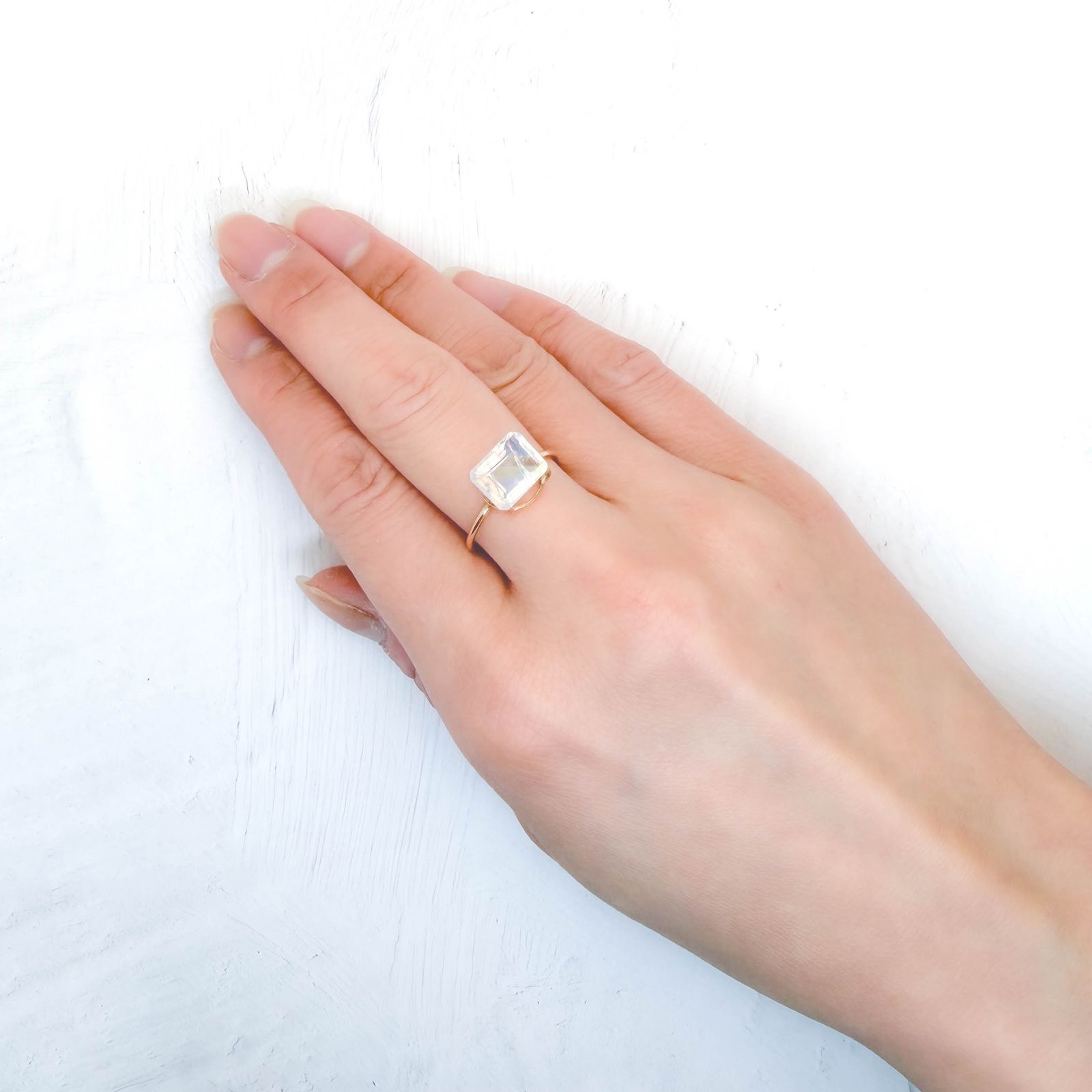 レインボームーンストーン インド・ビハール産 2.78ct / 9.5x7.6mm前後 [260431970]