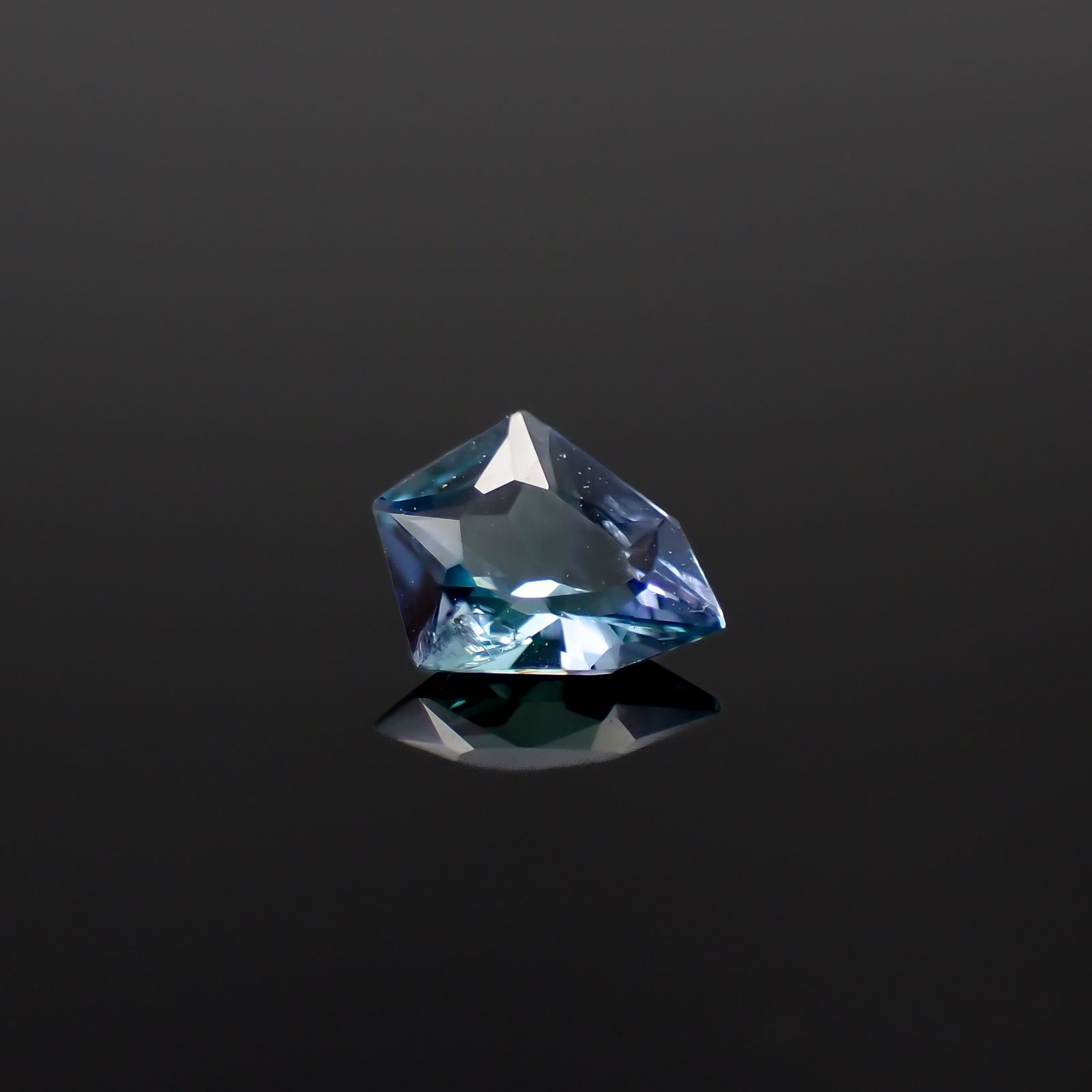 ◇カスタムカット◇ブルーコーネルピン タンザニア産 0.23ct[231224498]5.3x4.3mm前後