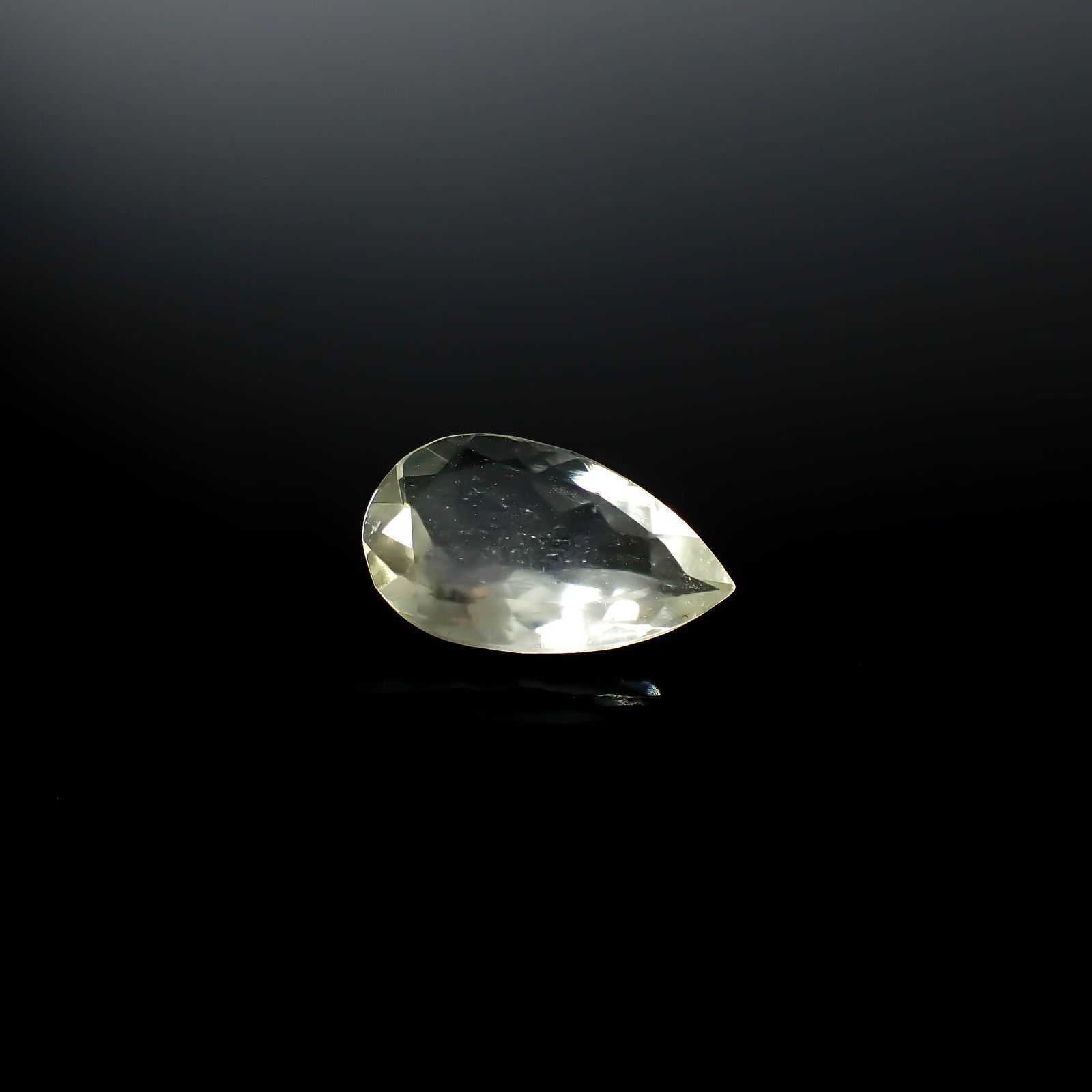 リビアングラス 発見地：エジプト・リビア砂漠 4.76ct / 17.1x10.2mm前後 [251131305]
