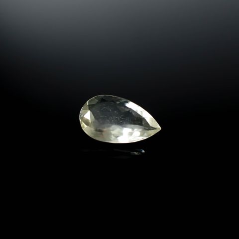 リビアングラス 発見地：エジプト・リビア砂漠 4.76ct / 17.1x10.2mm前後 [251131305]