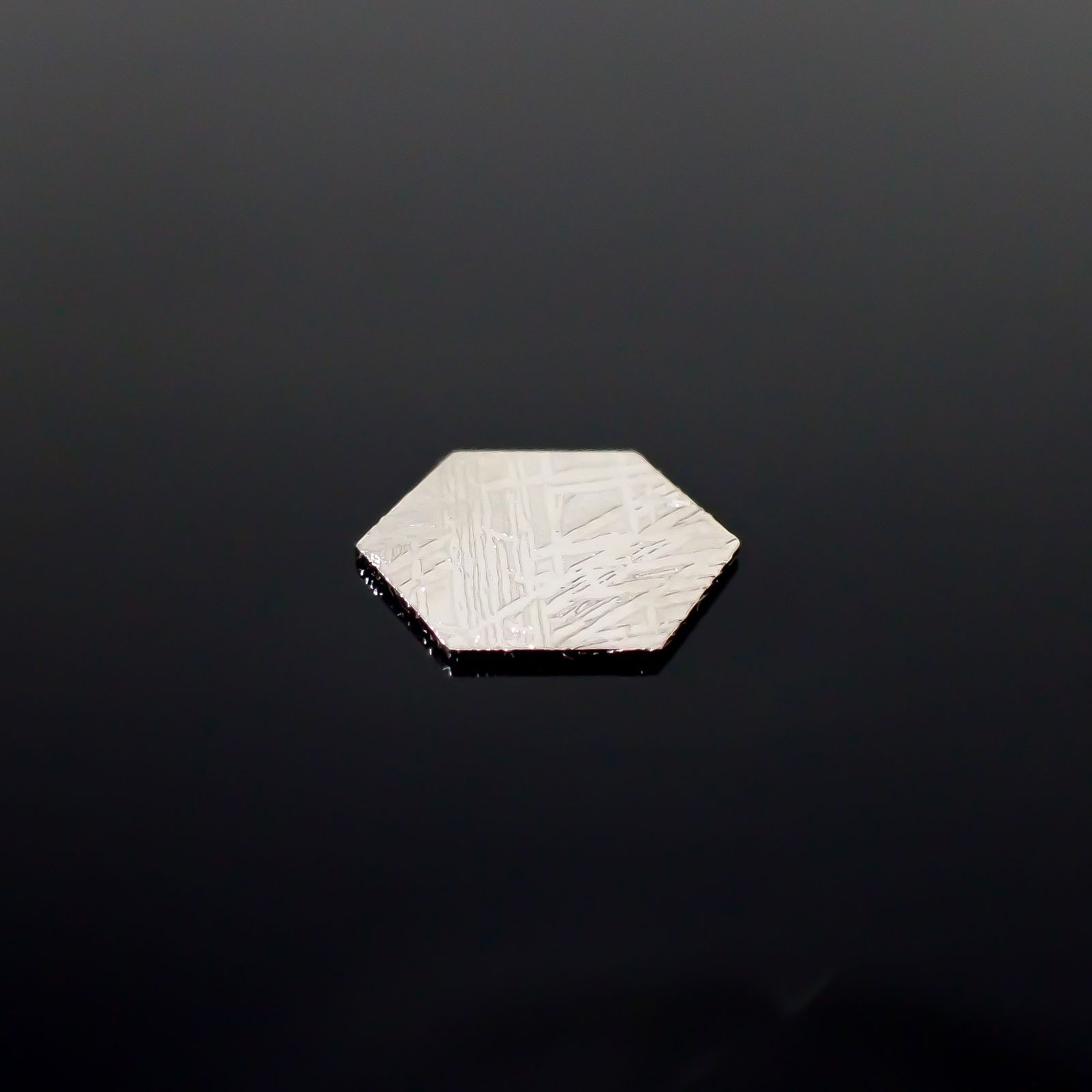 ◇ヘキサゴンカット◇アルタイ隕石 発見地：中国 1.66ct [250129811]10.1x10mm前後