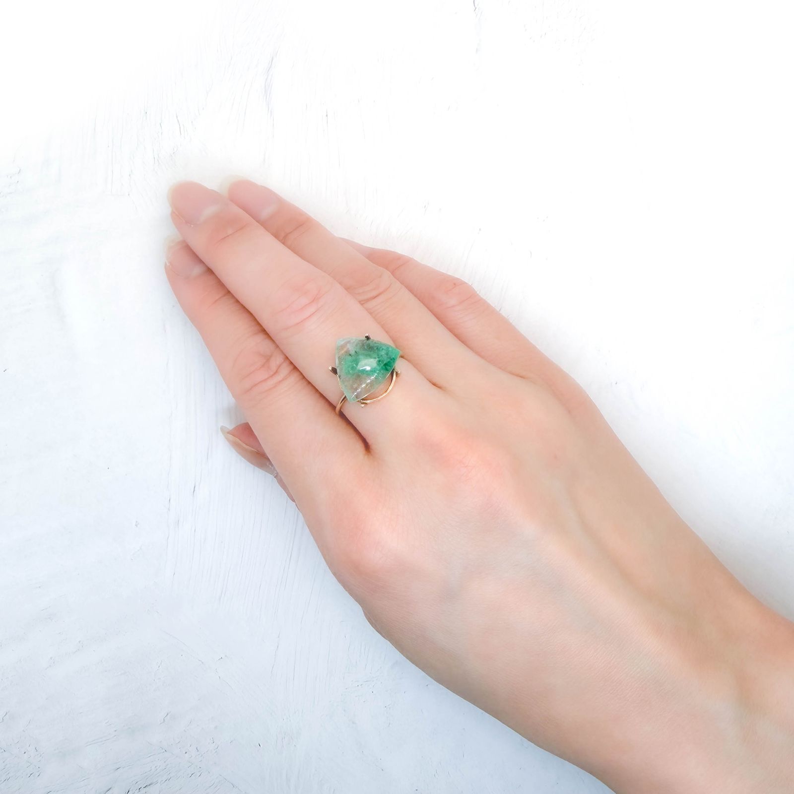 エメラルドインクォーツ ブラジル産 5.93ct / 12.6x14.1mm前後 [260432030]