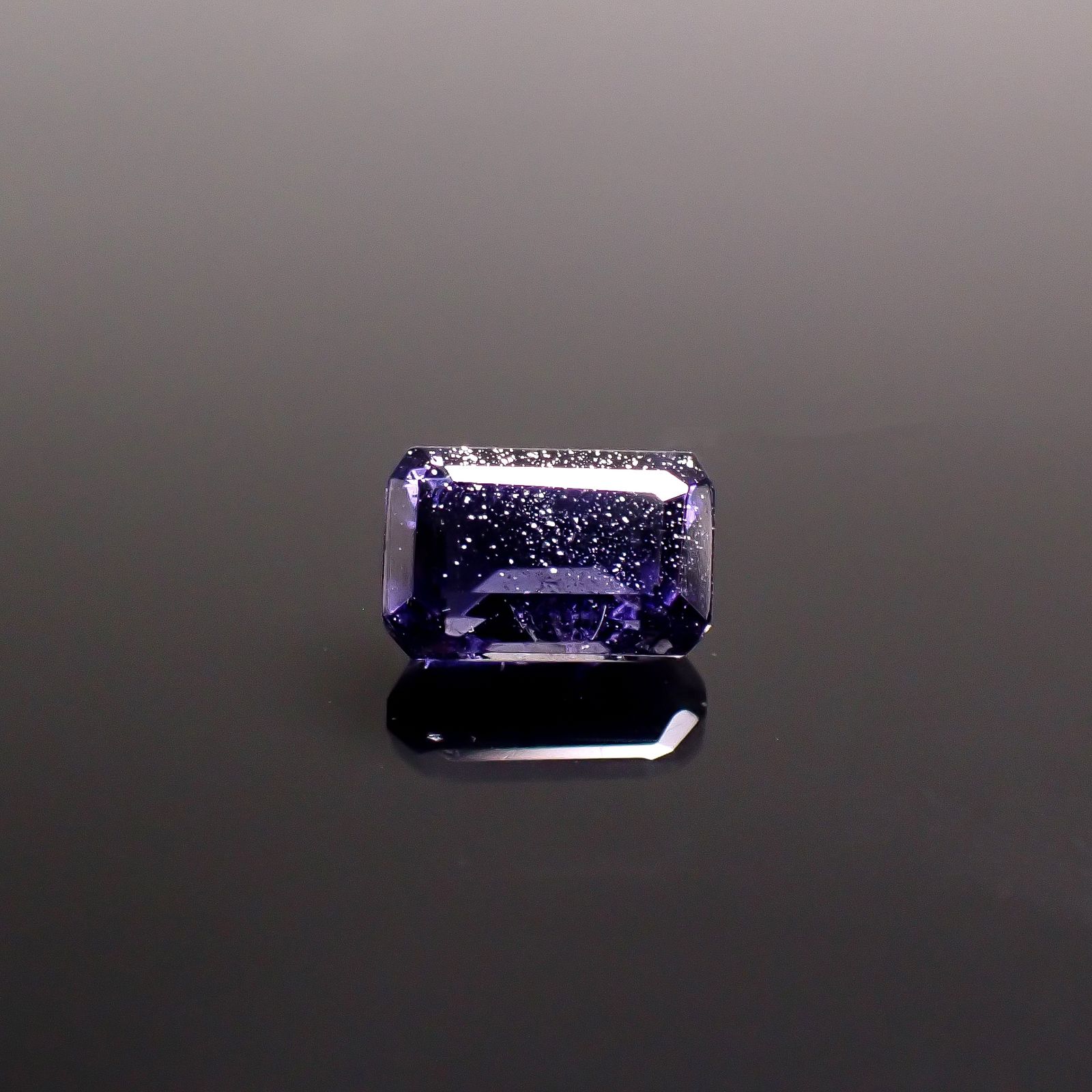 アイオライトサンストーン インド/ブラジル産 1.41ct / 7.9x5.3mm前後 [260231666]