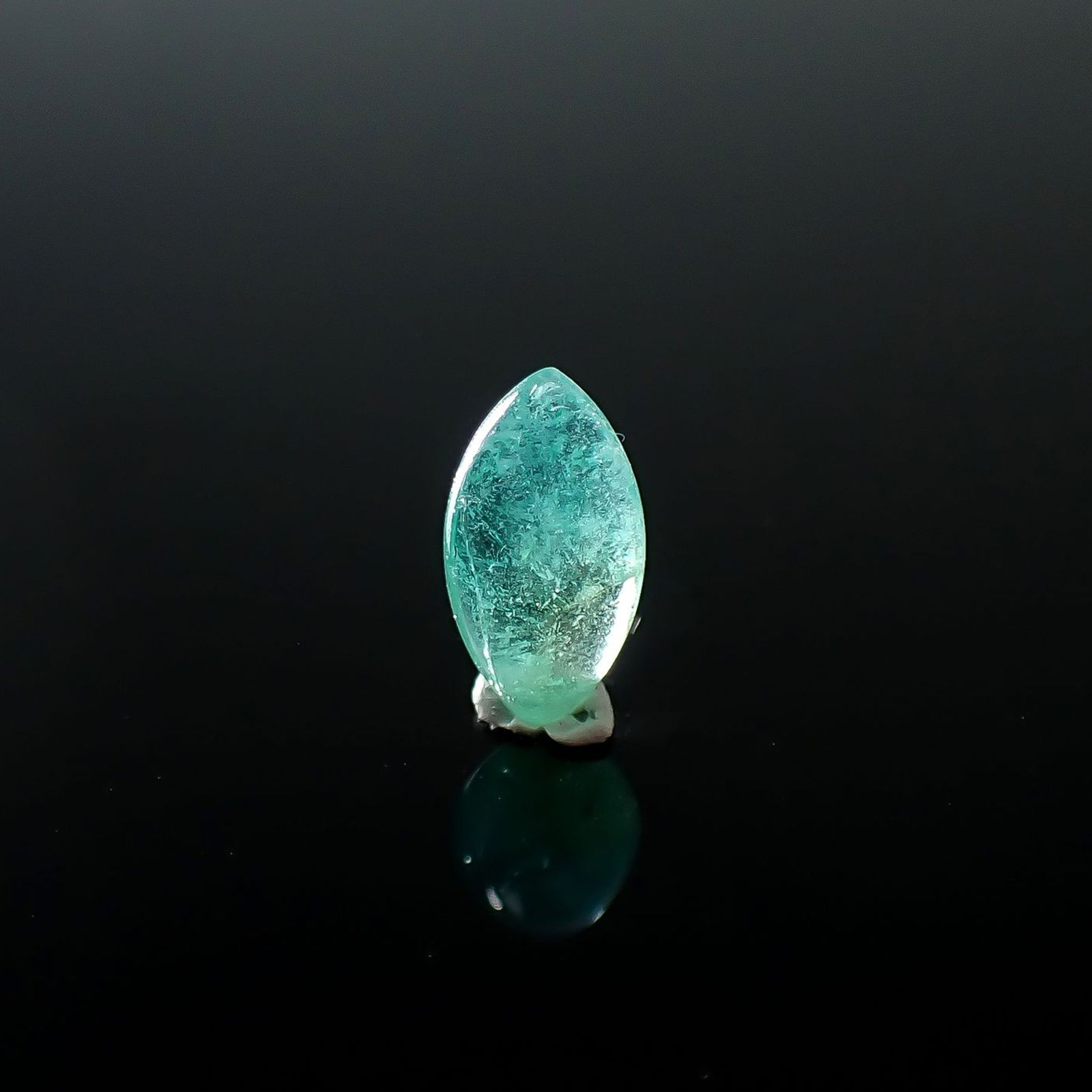 パライバトルマリン ブラジル・キントス鉱山産 0.79ct / 9.4x5.1mm前後 [251031351]