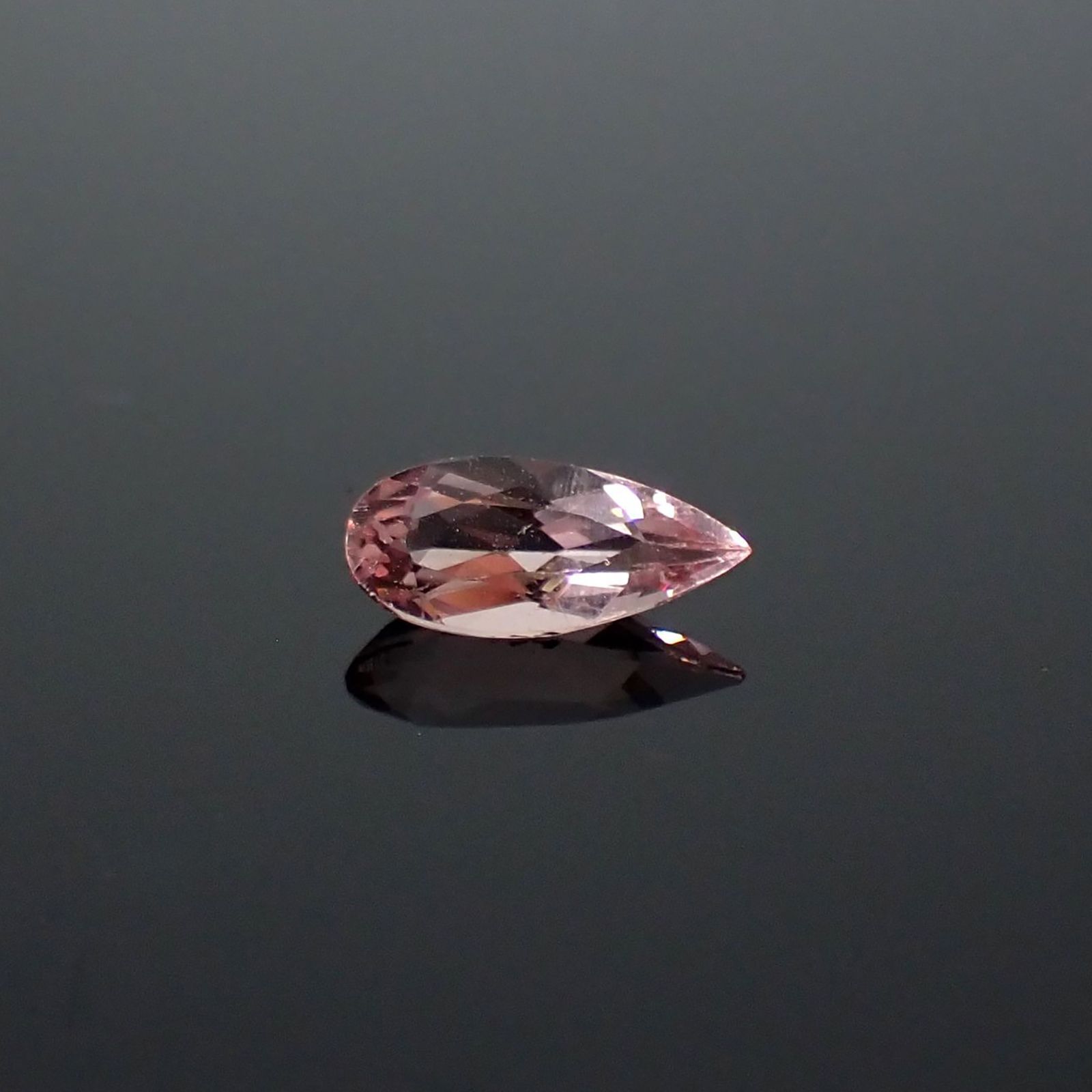 ピンクアパタイト ブラジル産 0.70ct / 8.7x3.9mm前後 [251024933]