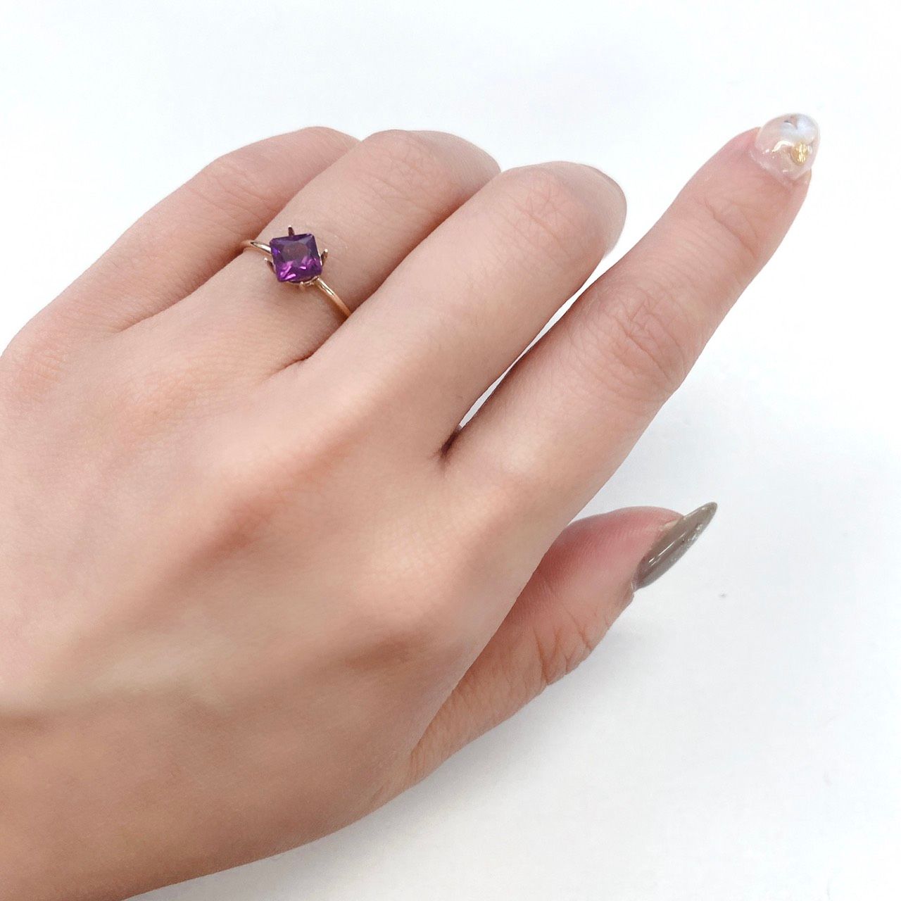 グレープガーネット(宝石名ガーネット) ブラジル産 0.92ct 識別済[21059688]5.2×5.2mm前後