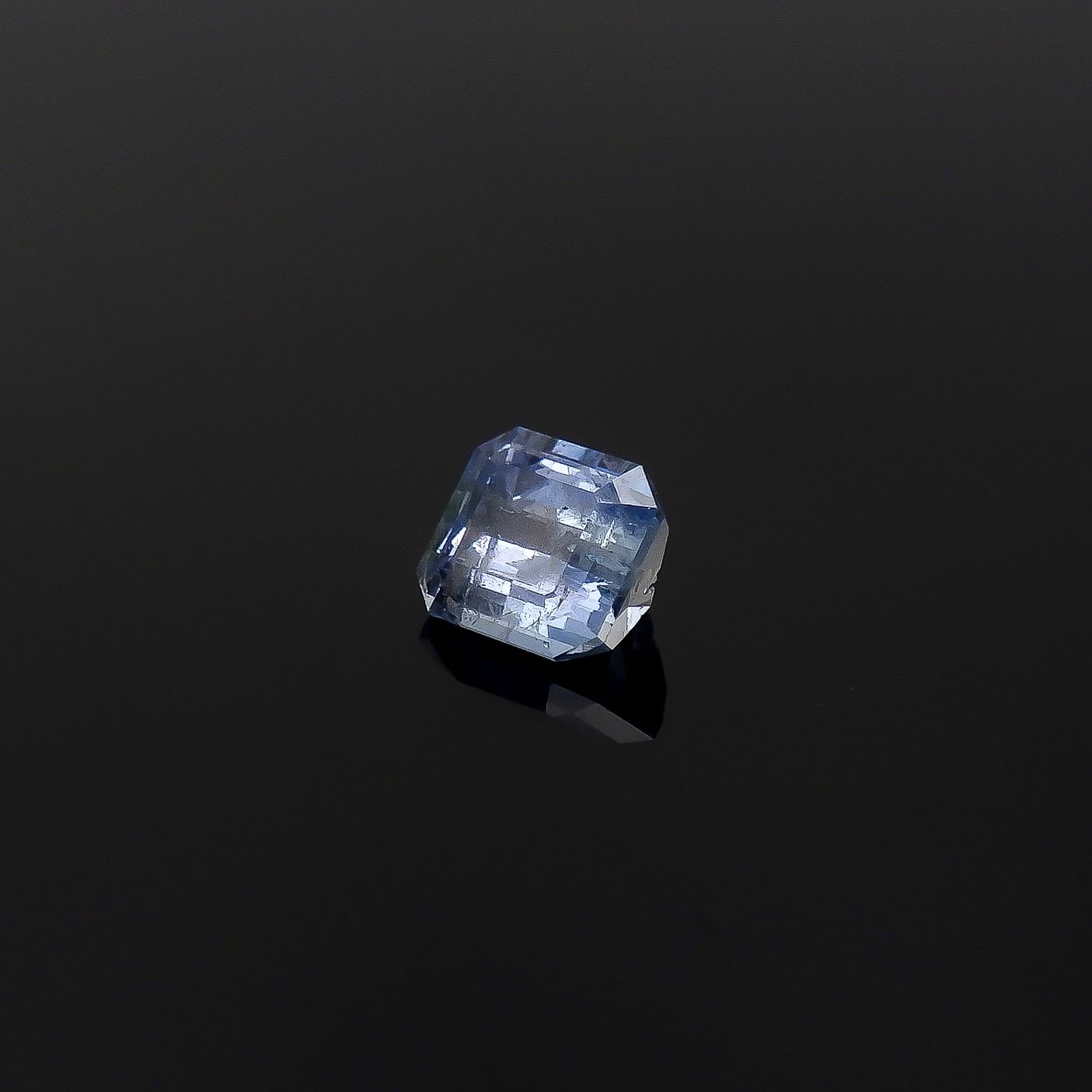 ジェレメジェバイト(宝石名エレメジェバイト)ナミビア産 ソ付(彩珠) 0.508ct / 4.6x4.3mm前後 [220717078]