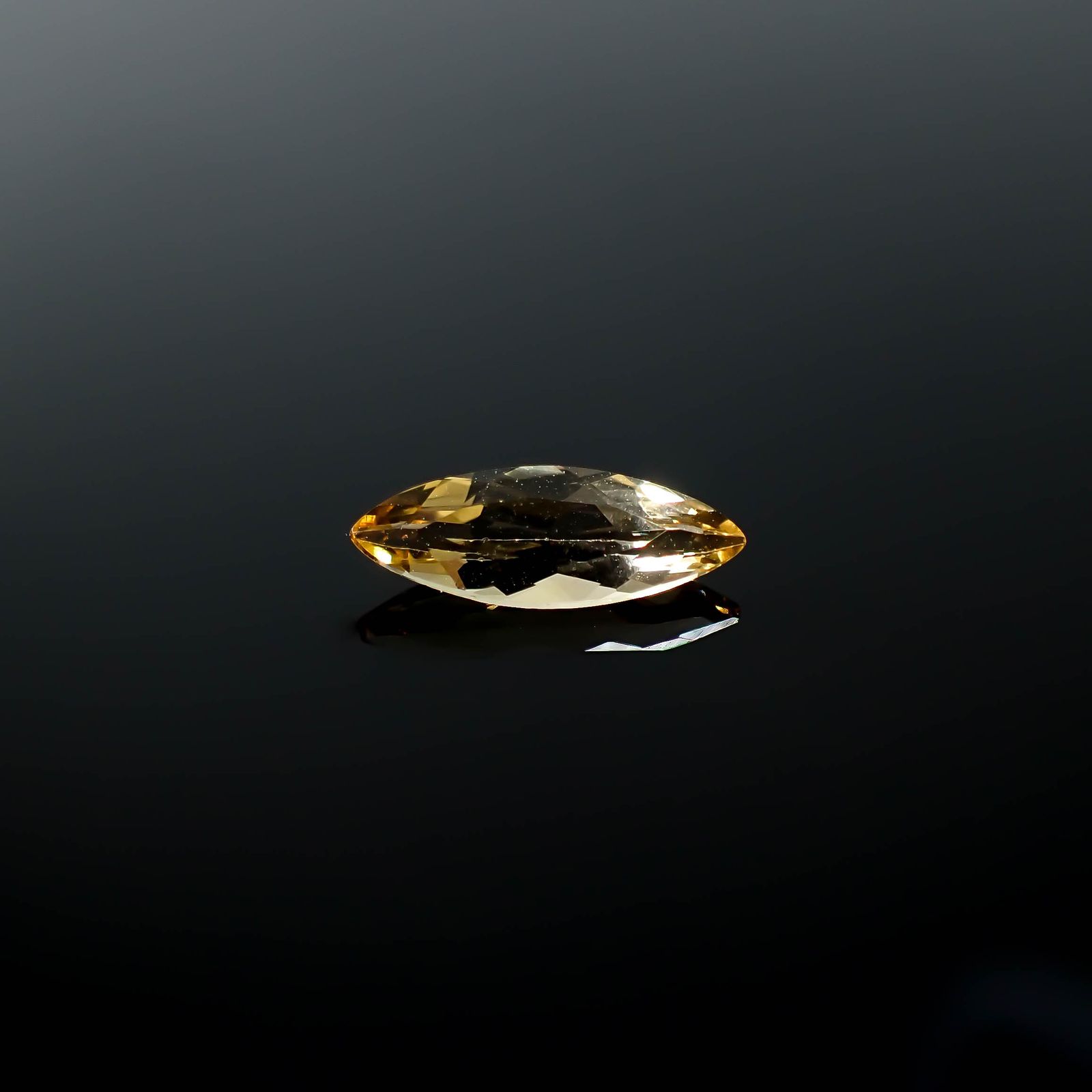 インペリアルトパーズ(宝石名トパーズ)ブラジル産 0.69ct / 10.2x3.6mm前後 [250630497]