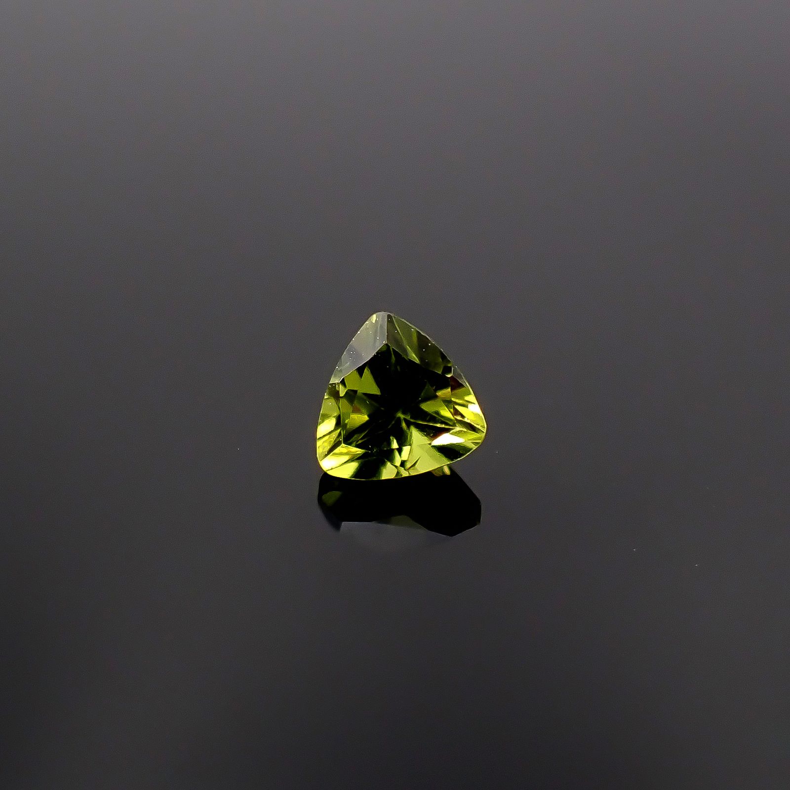 ベスビアナイト(宝石名アイドクレース)ケニア産 識別済 0.45ct / 4.6x4.6mm前後 [260231721]