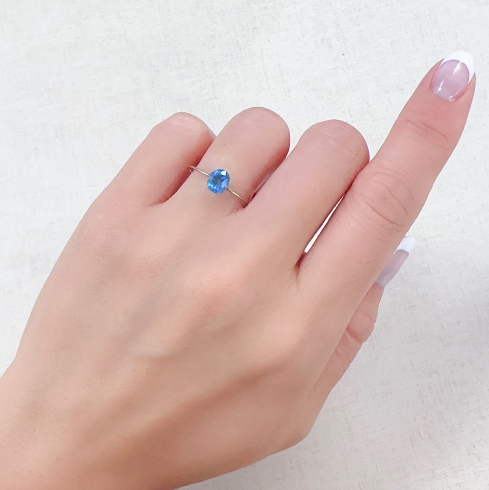 アウイナイト フルオレッセンス(宝石名アウイナイト)ドイツ産 0.586ct ソ付(彩珠)[230722990]5.9x5mm前後