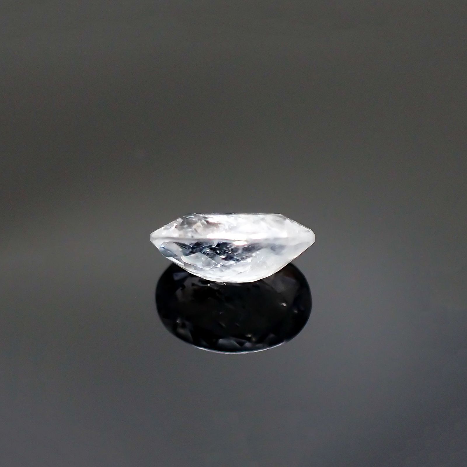 ユークレース(宝石名ユークレース)ブラジル産 0.878ct ソ付(彩珠)[230722916]7.5x5.4mm前後