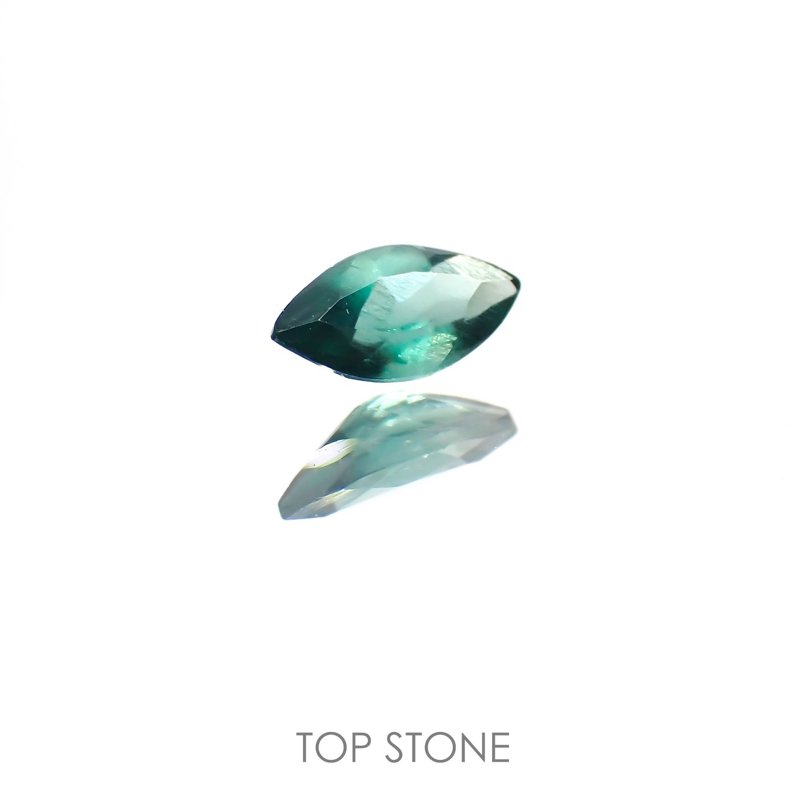グリーンアパタイト(ノーブルモロキサイト(宝石名アパタイト) マダガスカル産 0.36ct 識別済[211013534]7×3.5mm前後
