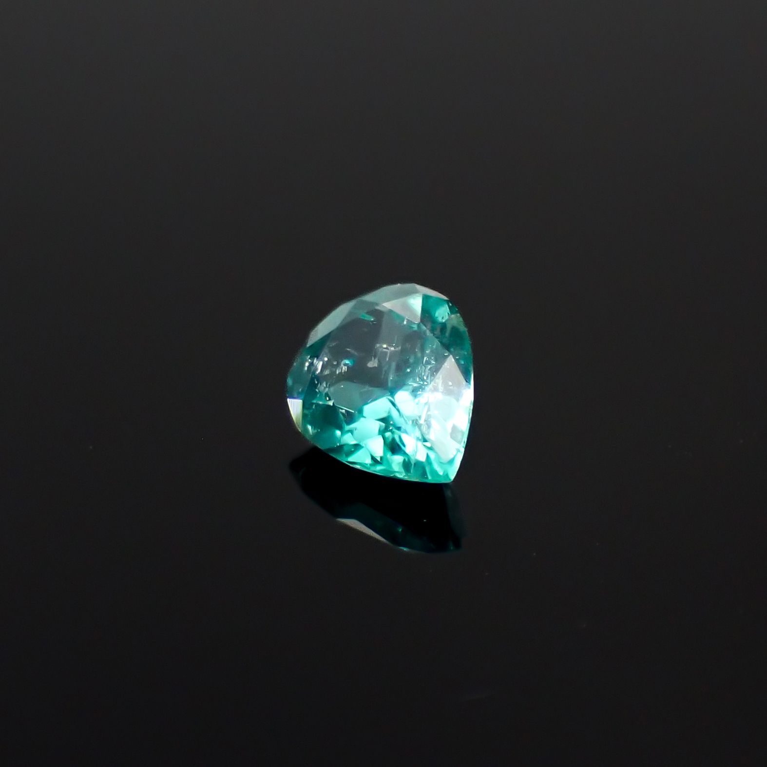 パライバトルマリン(宝石名トルマリン/別名パライバ・トルマリン)ブラジル・パライバ州バターリャ鉱山産 0.268ct ソ付(宝貴協)[240928742]4.9x3.98mm前後