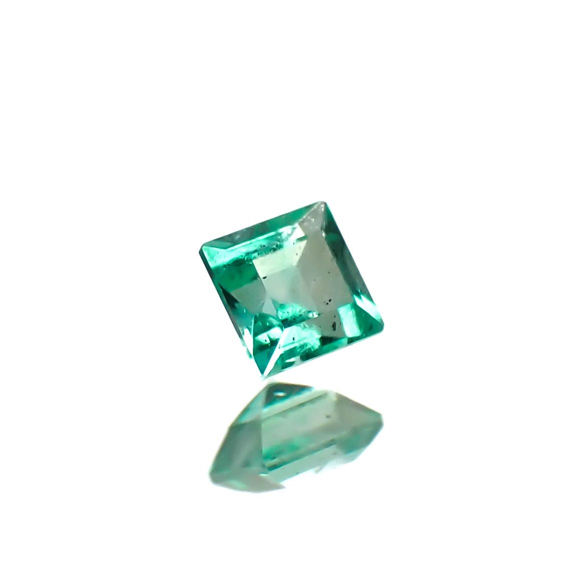 ノンオイルエメラルド ロシア産 0.037ct [250330107]1.9x1.8mm前後