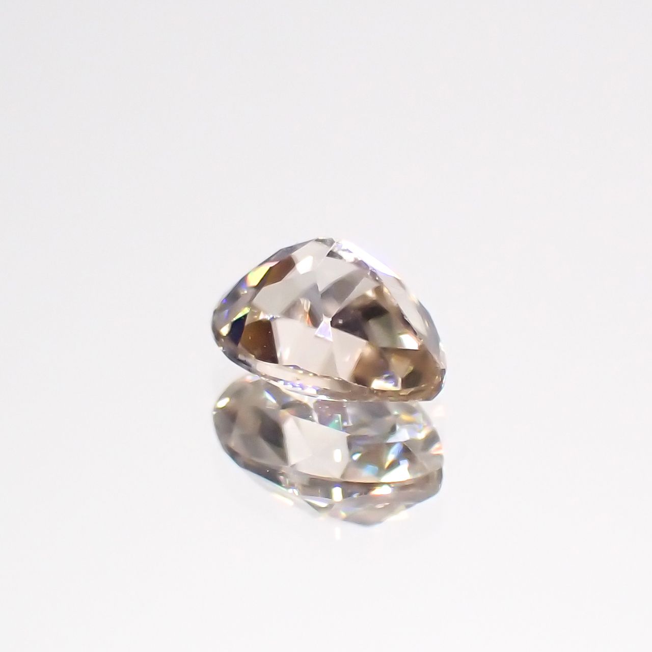 シャンパンカラージルコン(宝石名ジルコン)スリランカ/カンボジア産 0.65ct 識別済[230722986]5.6x4.1mm前後