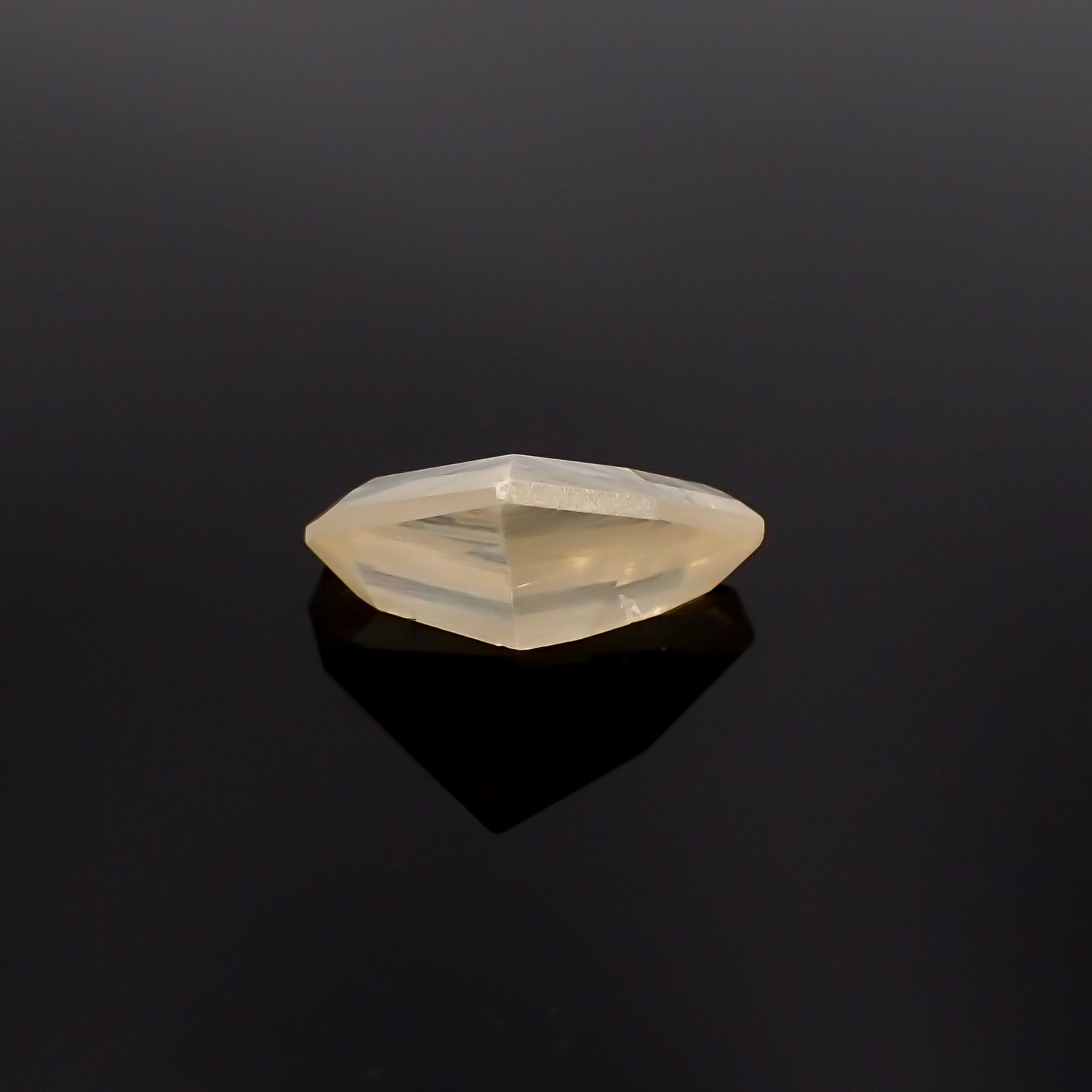 フォスゲナイト(宝石名フォスゲナイト)モロッコ/イタリア産 9.120ct ソ付(日独)[230823293]15.34x9.51mm前後