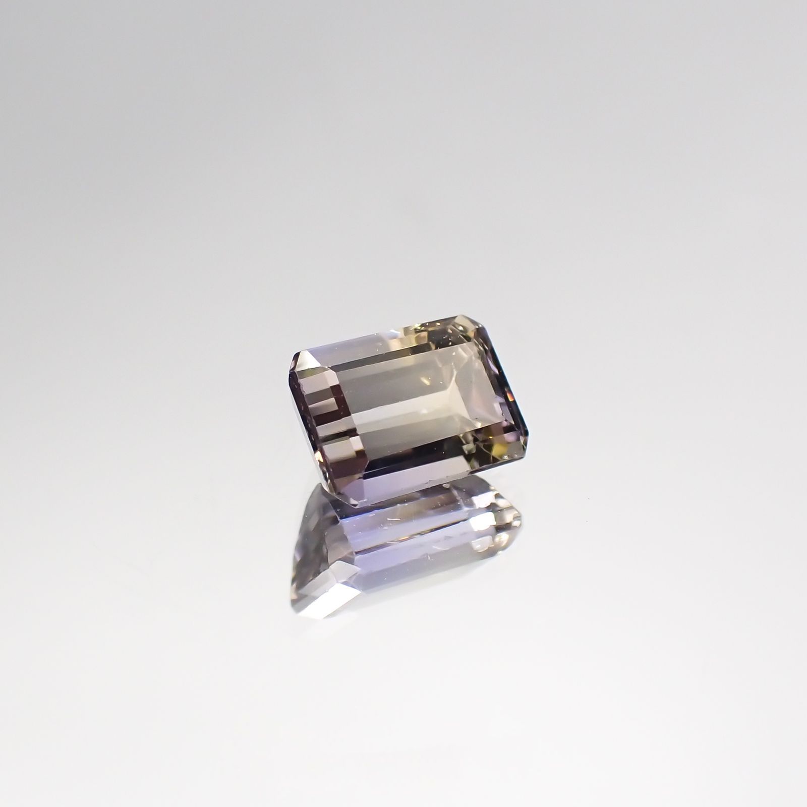 バイカラータンザナイト(宝石名バイカラー・ゾイサイト) タンザニア産 0.887ct ソ付(彩珠)[210711582]5.9×4.3mm前後