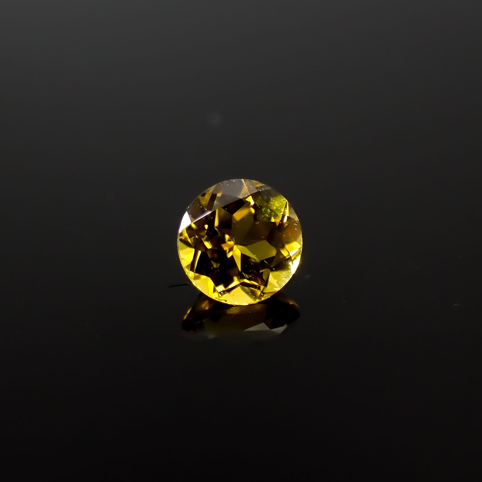 カナリートルマリン ザンビア・カナリー鉱山産 0.24ct[240527815]3.8x3.8mm前後
