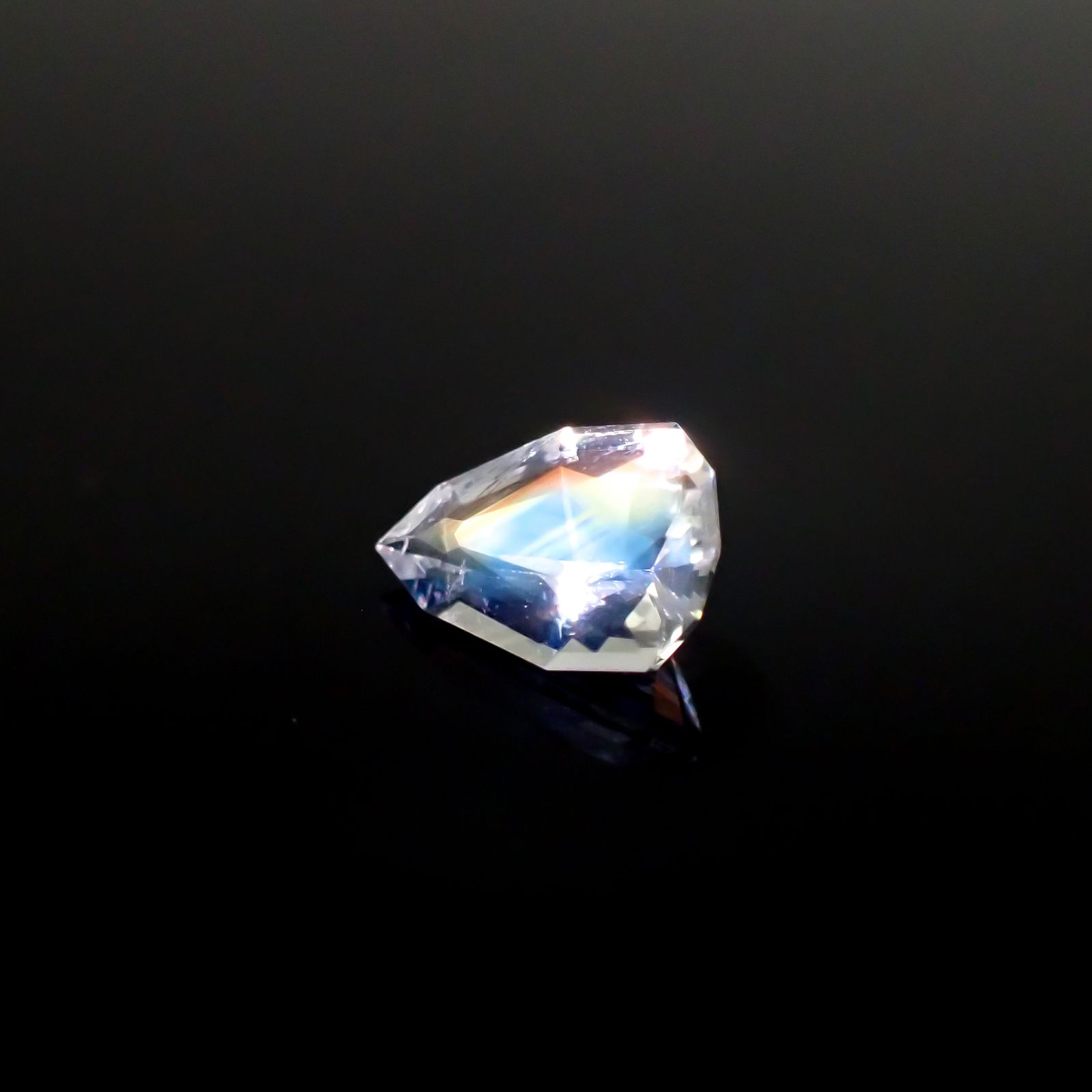◇カスタムカット◇レインボームーンストーン マダガスカル産 0.70ct [250229847]8x5.2mm前後