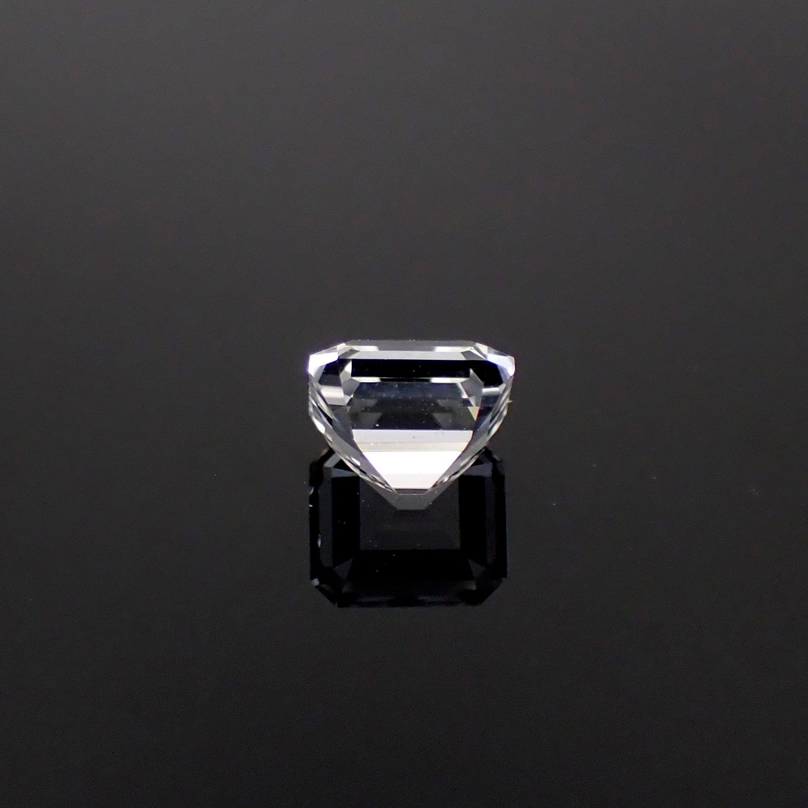 フェナカイト ロシア産 0.73ct / 5.3x4.7mm前後 [260231712]