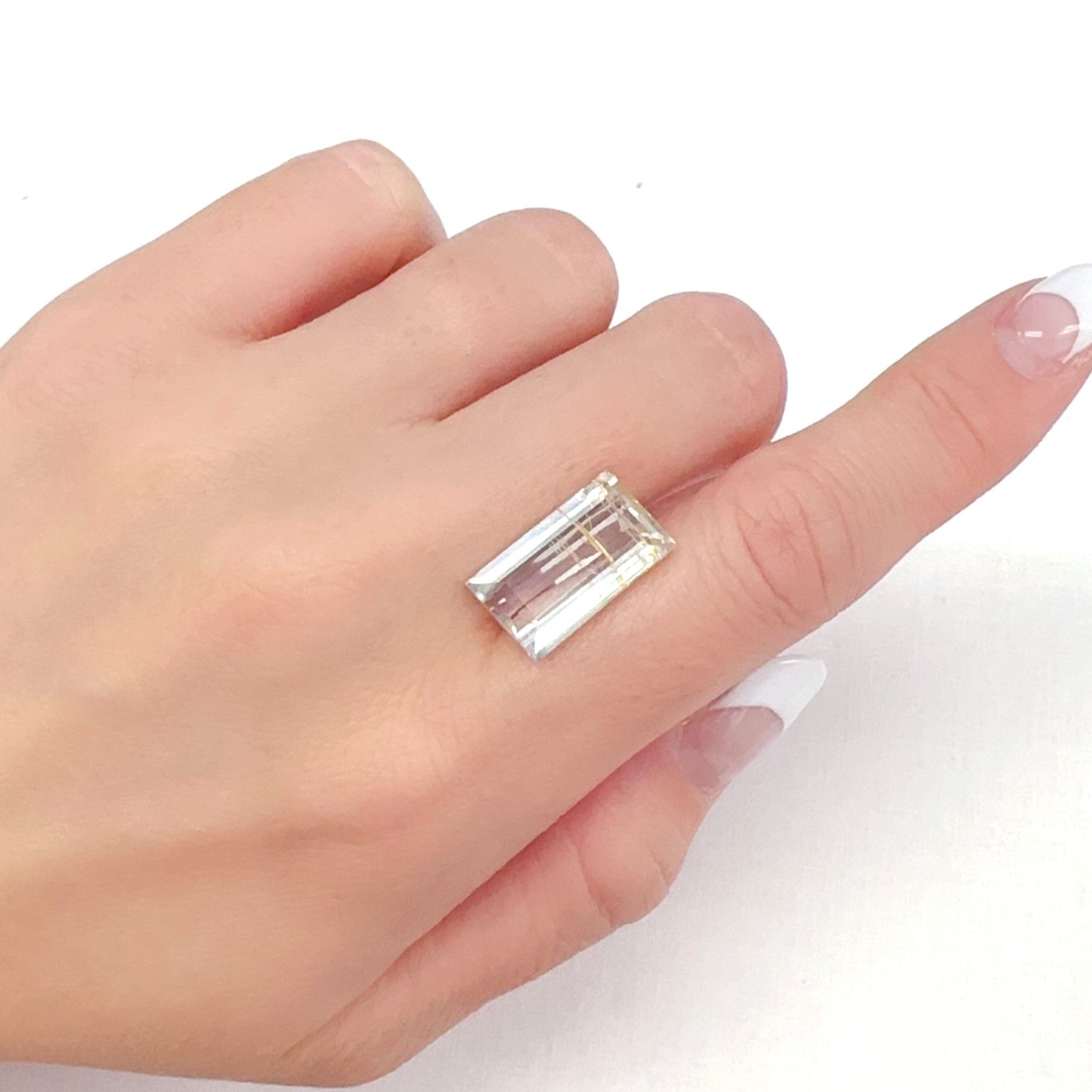 ニードルインブルートパーズ（チューブインブルートパーズ） ブラジル・ミナスジェライス州産 11.49ct[240125504]17.1x9.8mm前後