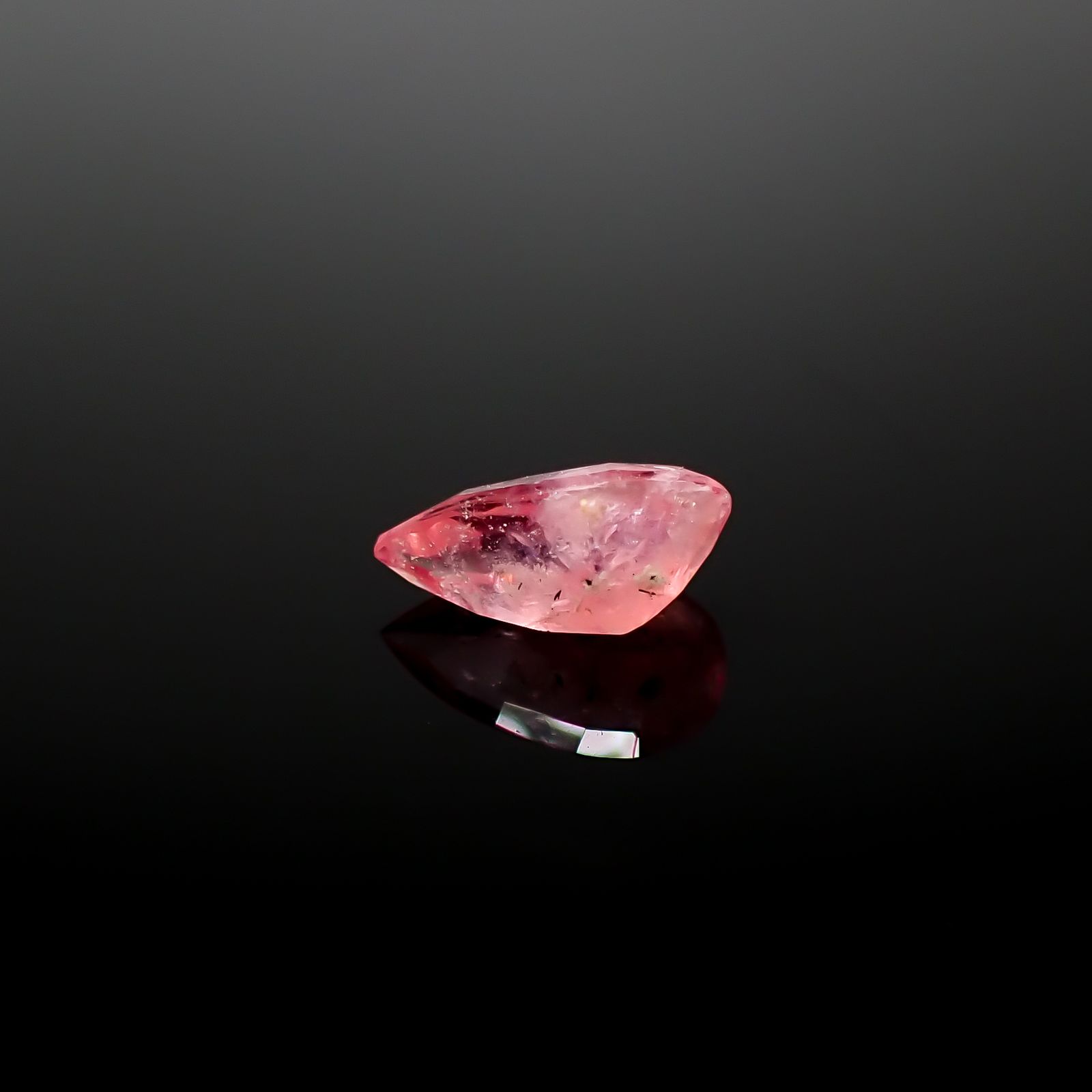 ツグツパイト テネブレッセンス(宝石名タグトゥパイト)グリーンランド産 0.751ct ソ付(彩珠)[240728564]8.8x4.7mm前後