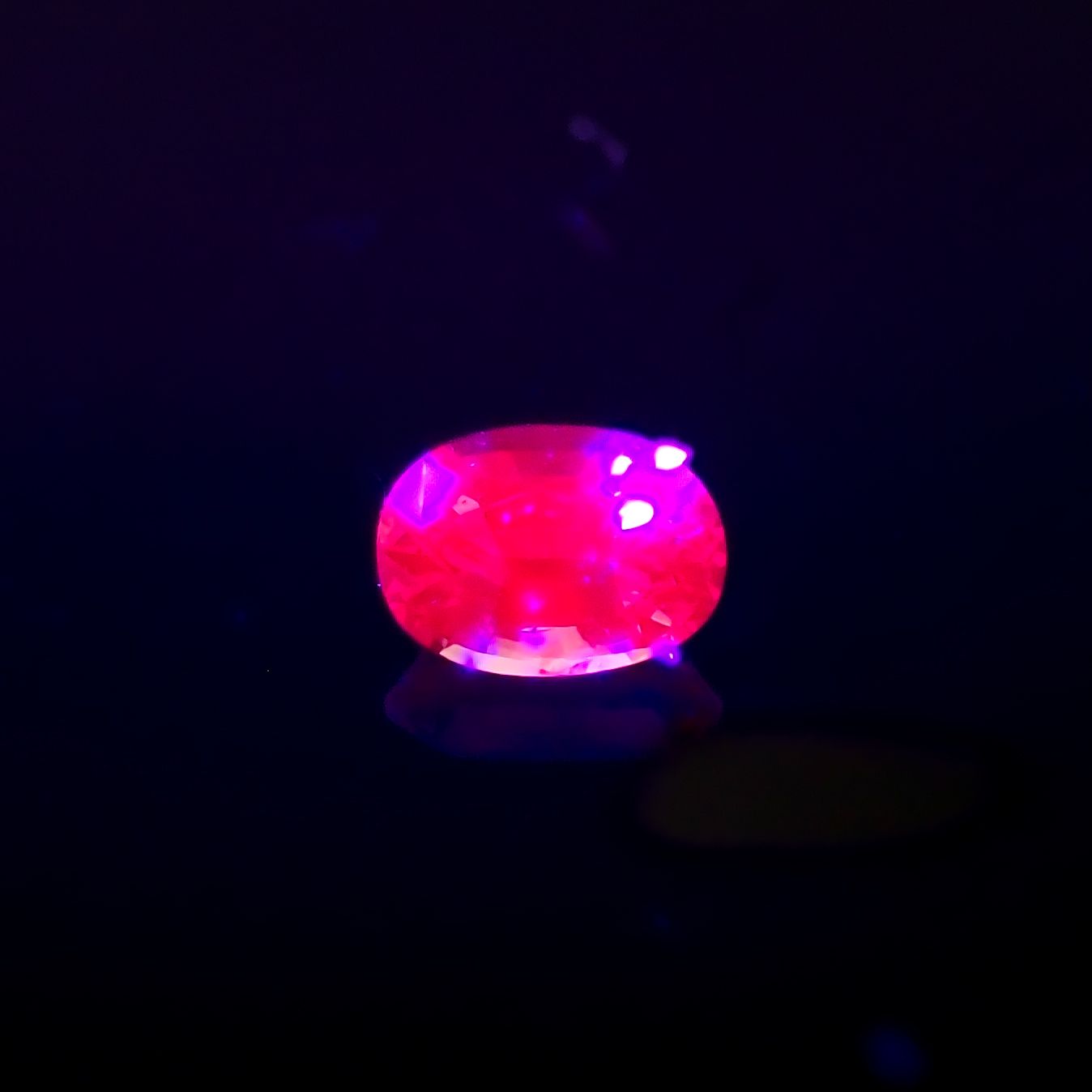 ネオンピンクサファイア スリランカ産 0.15ct[230421523]3.5x2.4mm前後