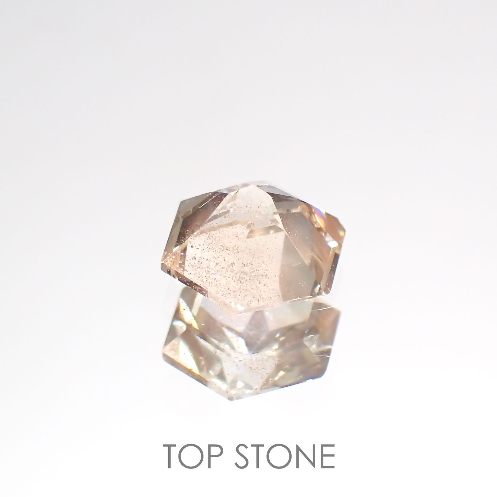◇ヘキサゴンカット◇オレゴンサンストーンSA(宝石名ラブラドライト) アメリカ・オレゴン州産 0.47ct 識別済[21019533]5×5mm前後