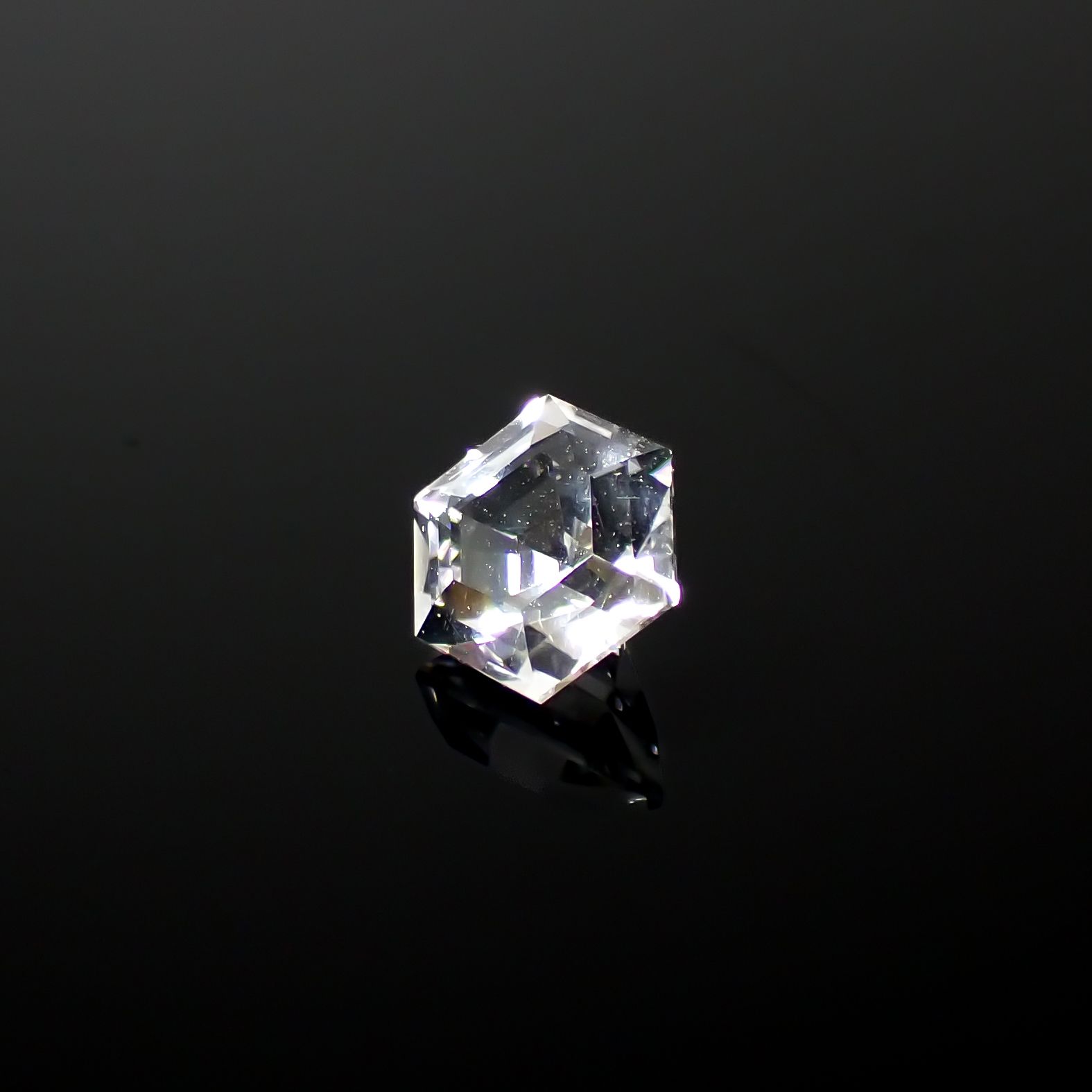 ◇ヘキサゴンカット◇レムリアンシードクリスタル(保証シール付き) ブラジル産 0.83ct[240326839]5.9x5.8mm前後