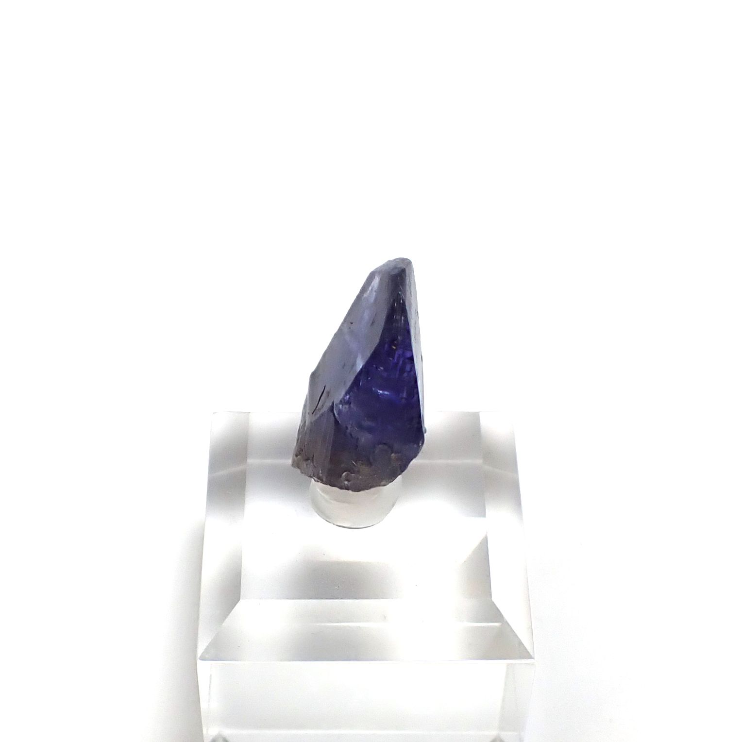 タンザナイト原石 タンザニア産 アクリル台座付き 28.38ct(5.67g) / 9.3x13.6x26.2mm前後 [260632368]