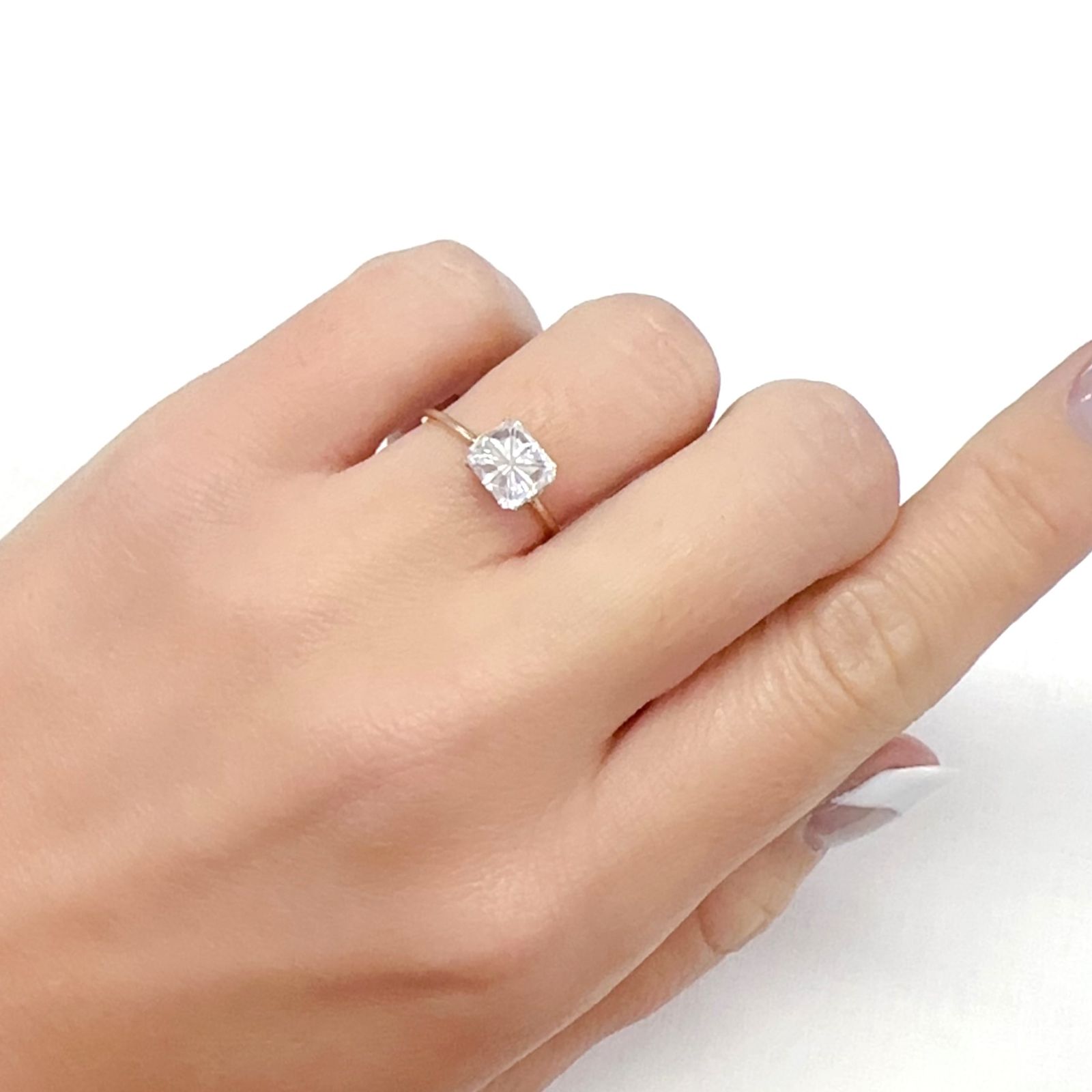 ◇甲州貴石切子Plus Three◇フェナカイト カード付き(宝石名フェナカイト)マダガスカル産 1.31ct 識別済[231225064]6.9x6mm前後