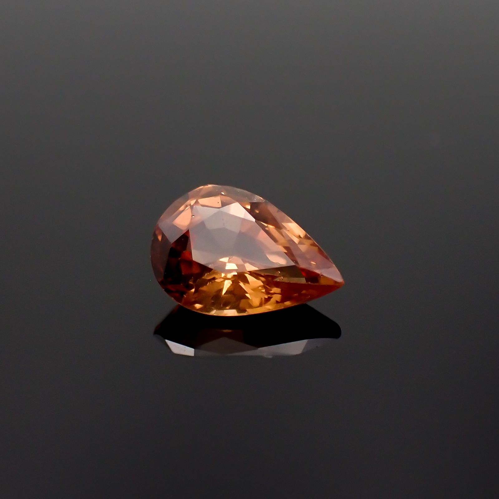 カラーチェンジマラヤガーネット(宝石名ガーネット)タンザニア産 1.06ct 識別済[230421642]7.7x5.4mm前後