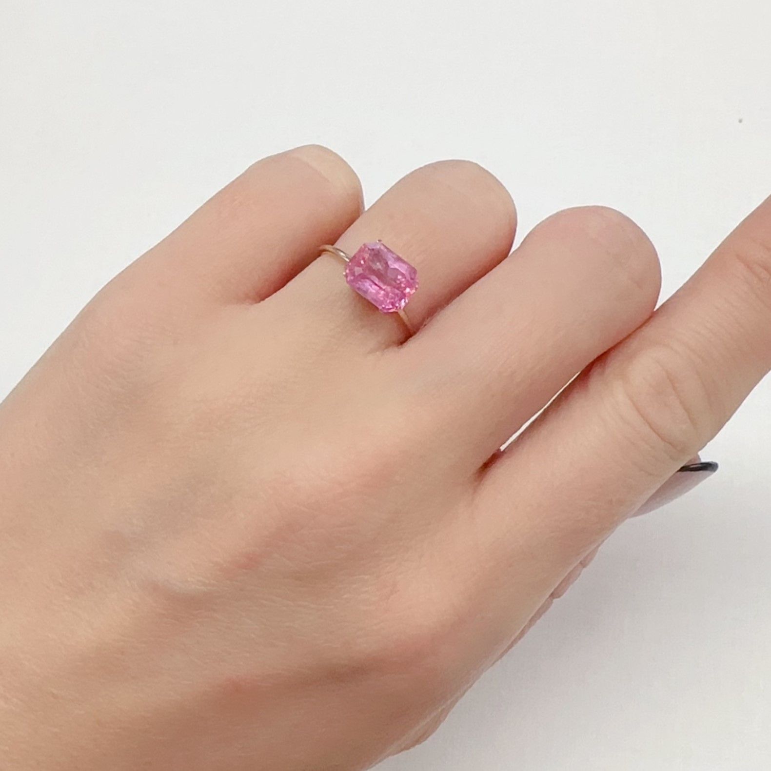 ペツォッタイト(ラズベリル) マダガスカル産 2.16ct[240326381]8.5x6.8mm前後