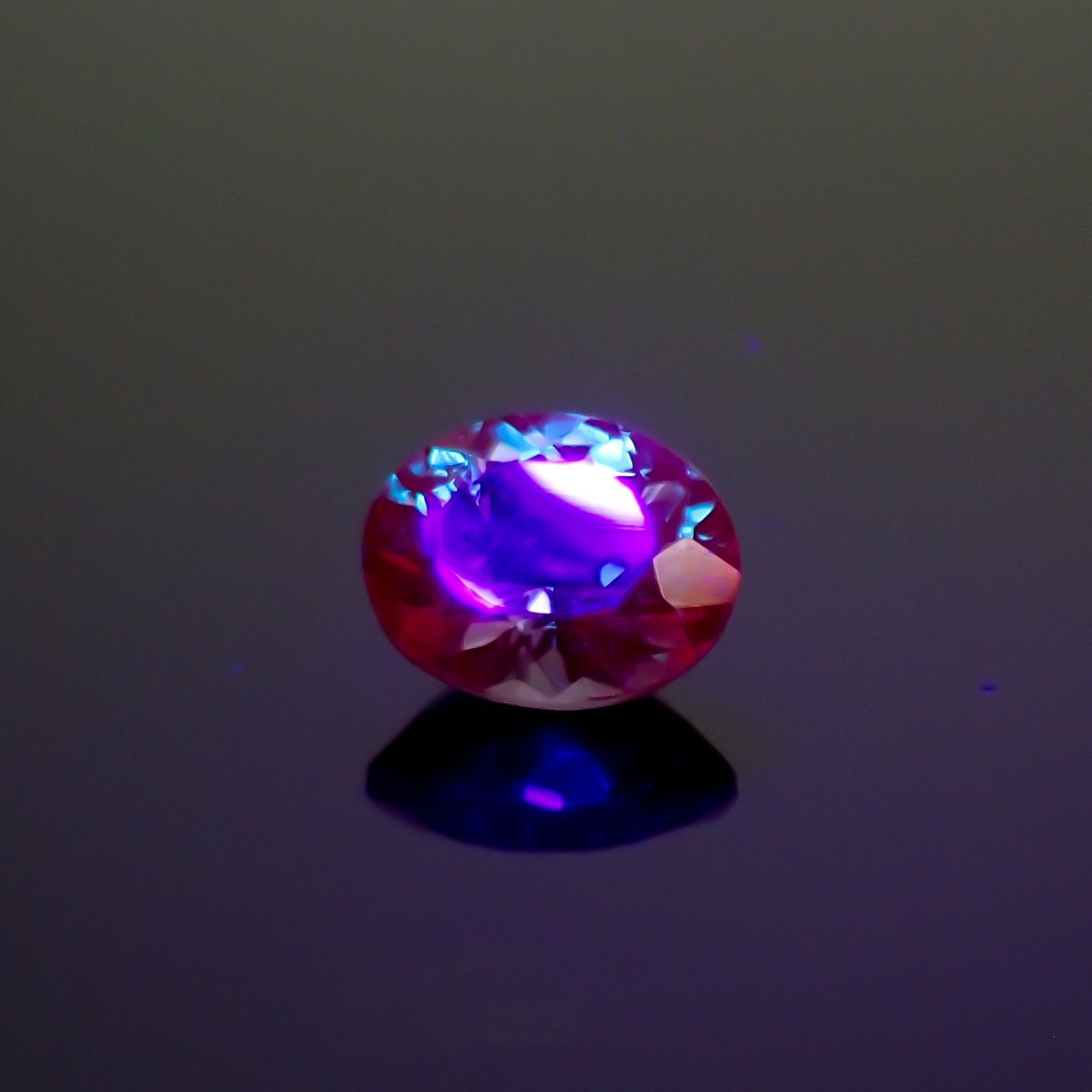 アレキサンドライト(宝石名アレキサンドライト) ブラジル産 0.287ct ソ付(彩珠)[20052709]4.3×3.6mm前後
