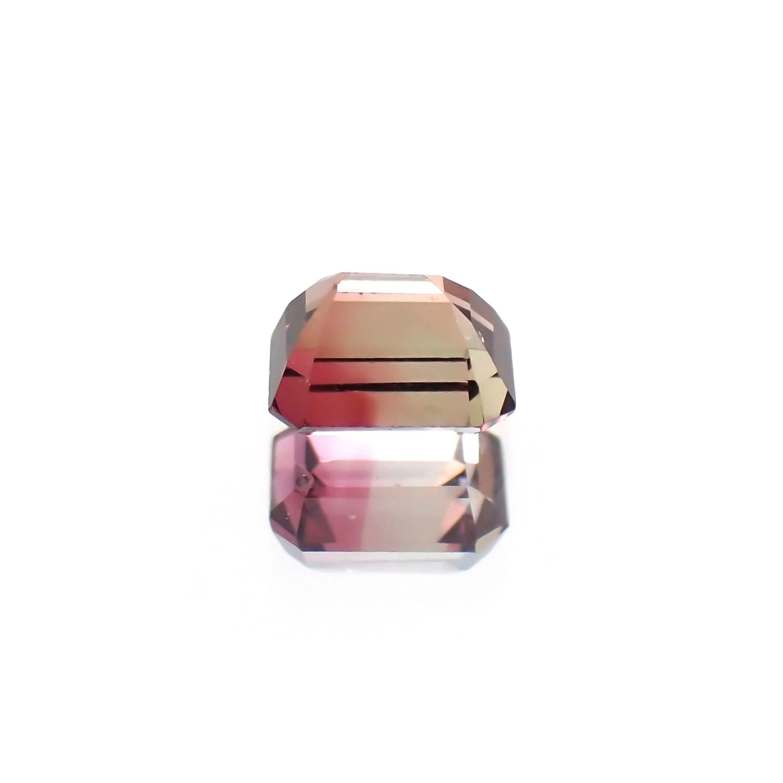 バイカラーサファイア(宝石名バイカラー・サファイア) タンザニア産 識別済 0.29ct / 3.8x3.1mm前後 [21069751]