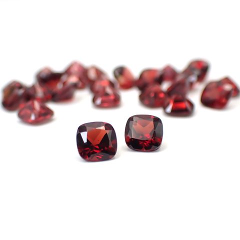 ◇ランダムセレクト◇パイロープアルマンディンガーネット モザンビーク産 約0.73ct / 5x5mm前後 [260532215]