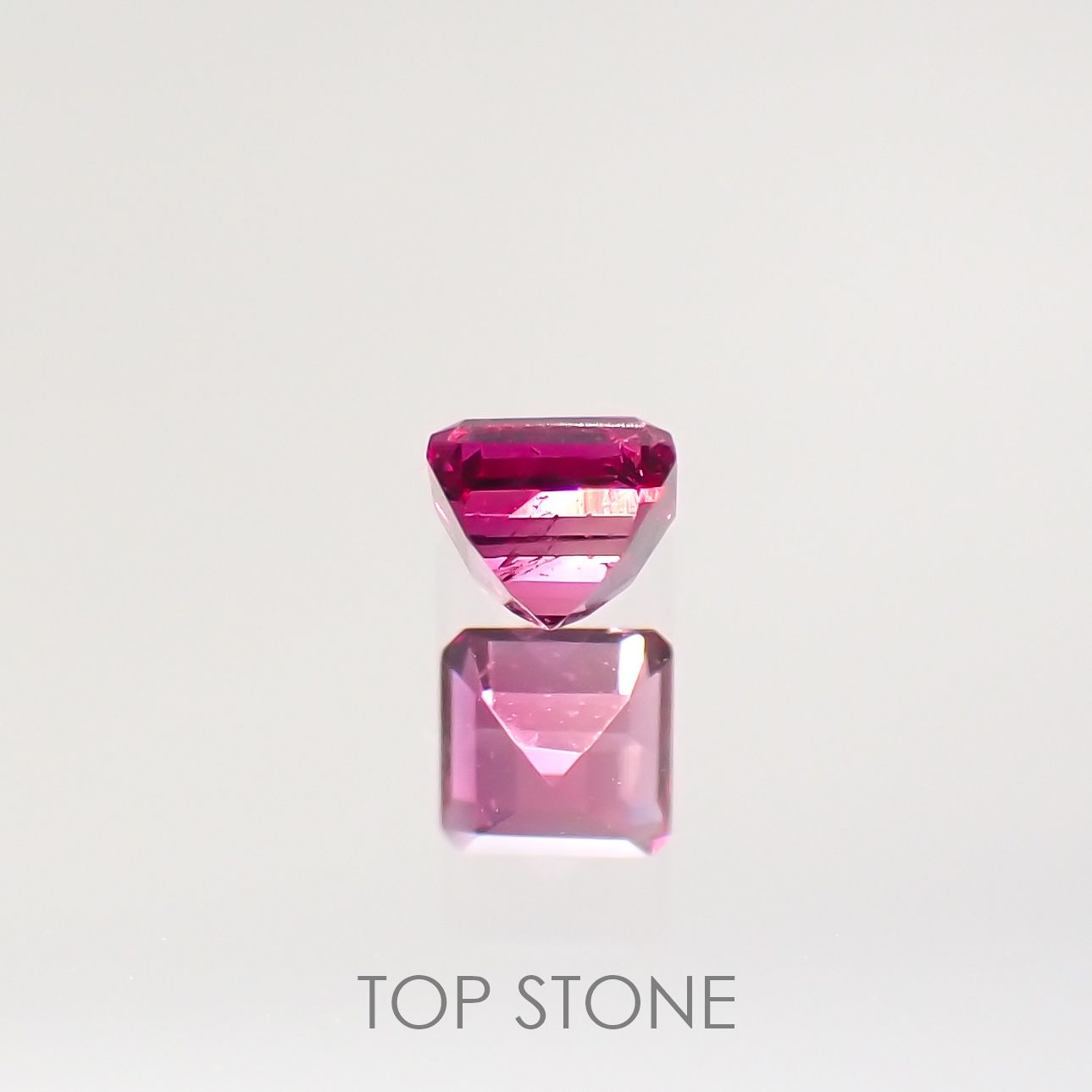 レッドベリル(宝石名レッド・ベリル) アメリカ・ユタ州産 0.123ct ソ付(彩珠)[210712049]2.8×2.7mm前後