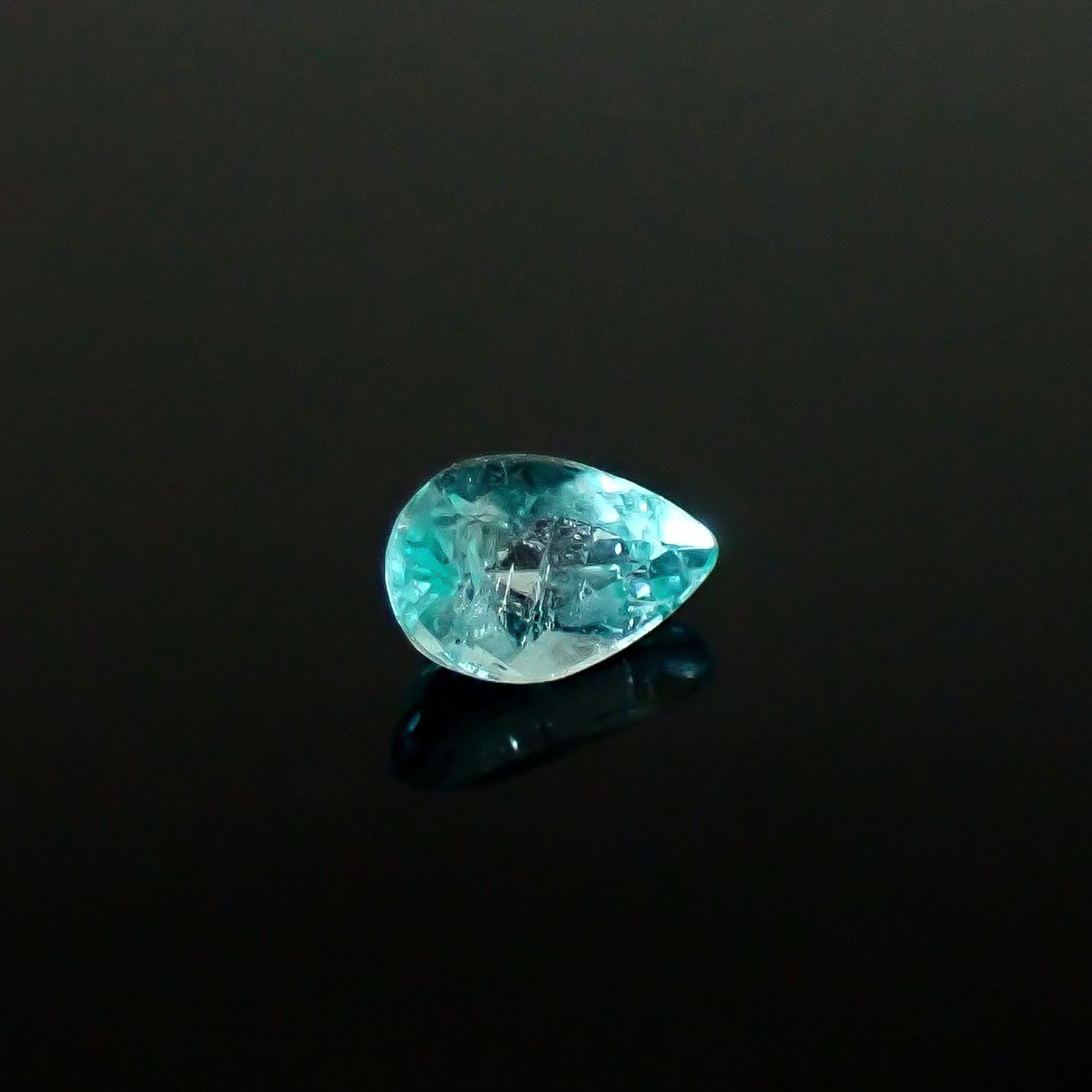 パライバトルマリン ブラジル・パライバ州バターリャ鉱山産 0.15ct / 4.3x2.8mm前後 [250931083]
