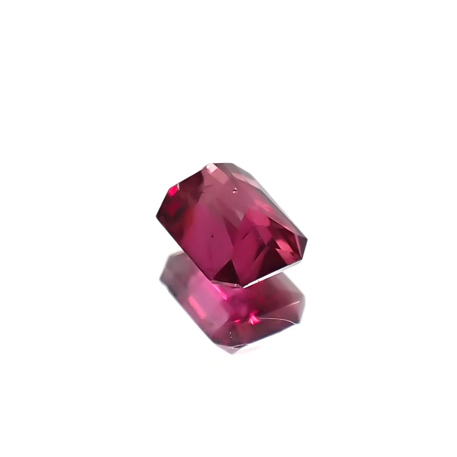 ルビー 非加熱(宝石名ルビー) マダガスカル産 識別済 0.26ct / 3.8x2.8mm前後 [210711733]