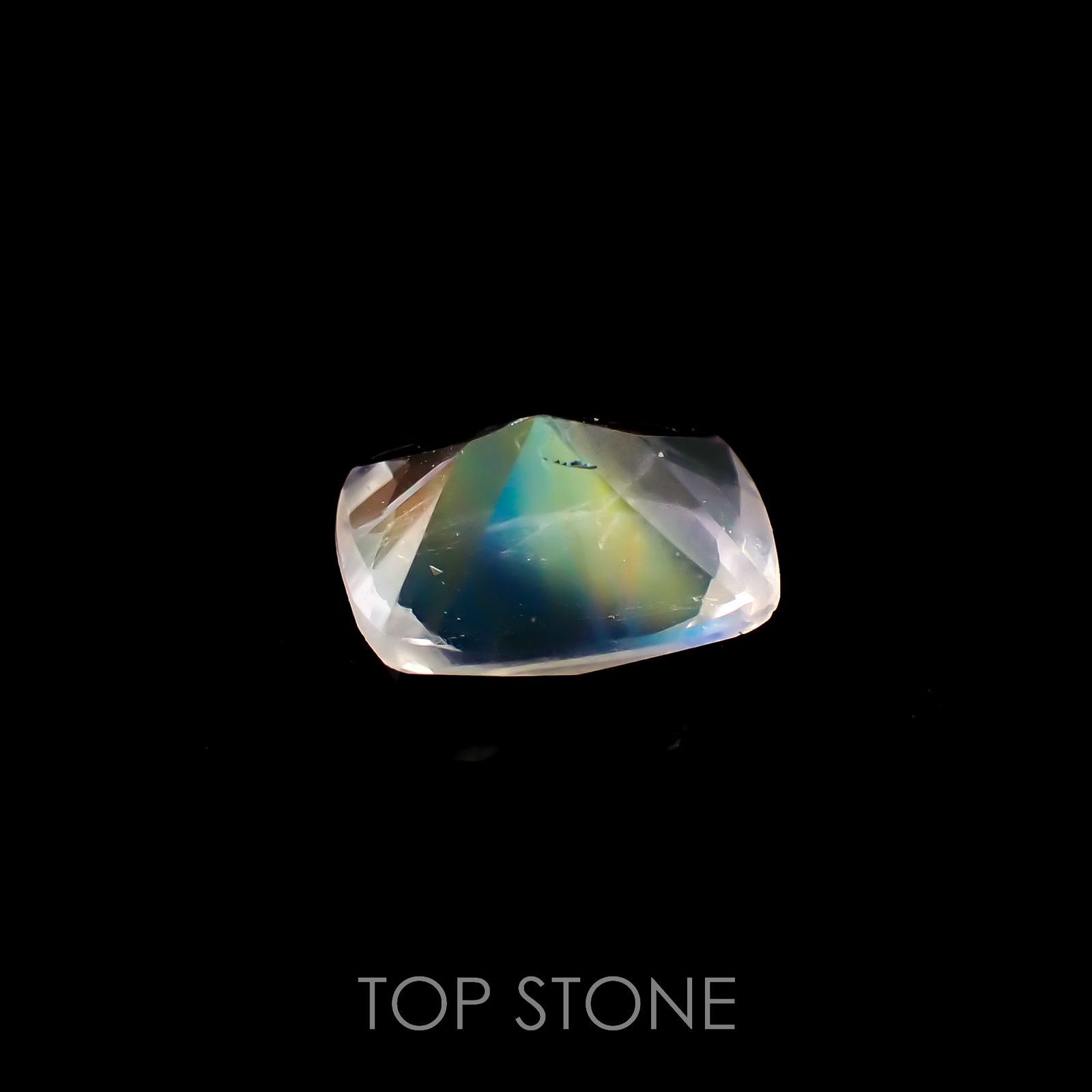 レインボームーンストーン(宝石名ラブラドライト)タンザニア産 0.74ct 識別済[220817474]6.6x5.2mm前後
