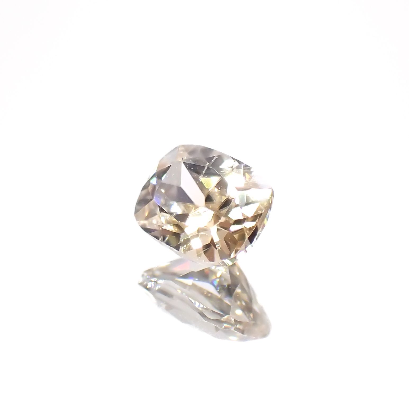 シャンパンカラージルコン スリランカ/カンボジア産 0.71ct[230521910]5.2x4mm前後